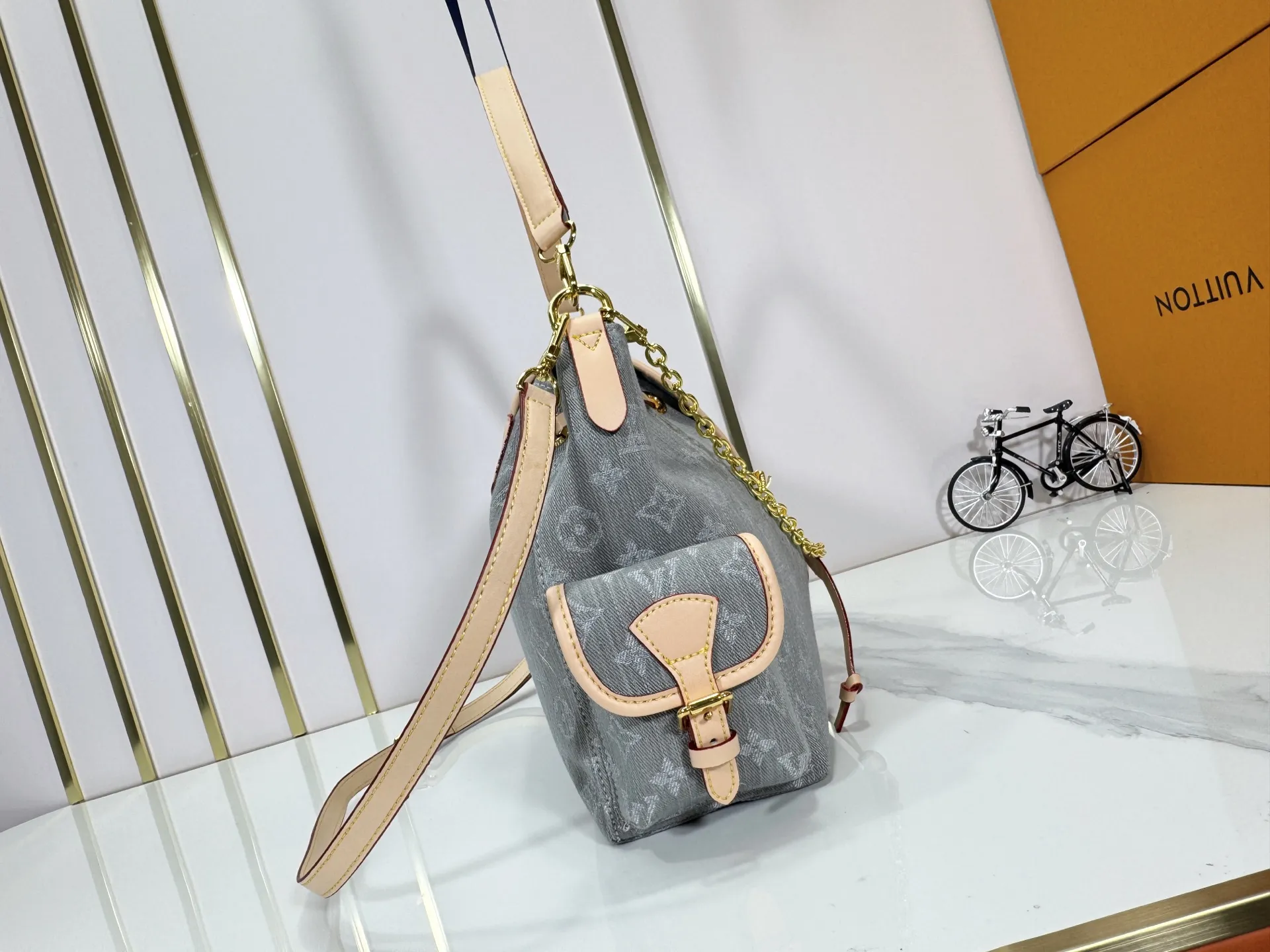 P300 M25085 M45501 upgraded original LV has been planted again! One shoulder ❥. Japanese second-hand vintagev presbyopic Takashi Murakami limited edition Vivian LV presbyopic limited edition! Super beautiful! Many Internet celebrities and trendy people are carrying this bag on one shoulder and across the body. It looks simple and looks very classy when paired with it! Really fascinated by the appearance. Size: 32*11*23cm