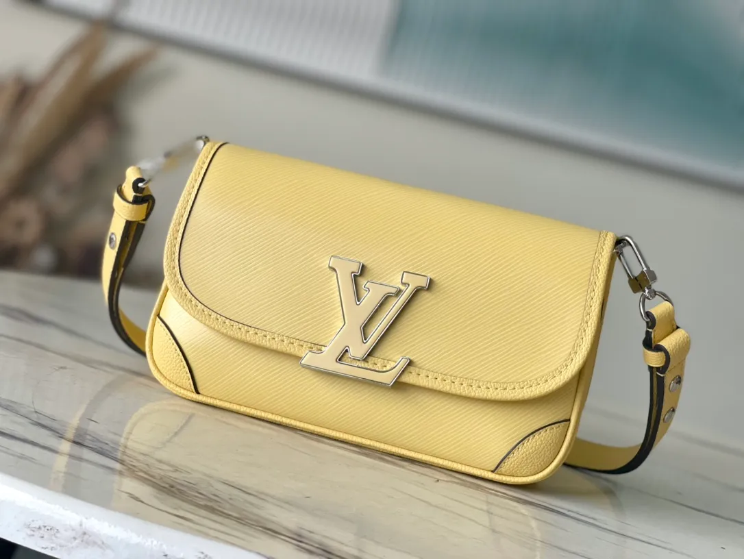💰1160 (top-grain leather) top original order M59386 chick yellow. The Buci crossbody bag, cut from the iconic grained Epi leather, is available in exquisite pastel colors this season, adding a soft and elegant feel to the spring silhouette. The compact appearance and large resin-covered buckles of the same color give the look a fashionable and modern appeal. Dimensions: 24.5 x 15.5 x 9 cm