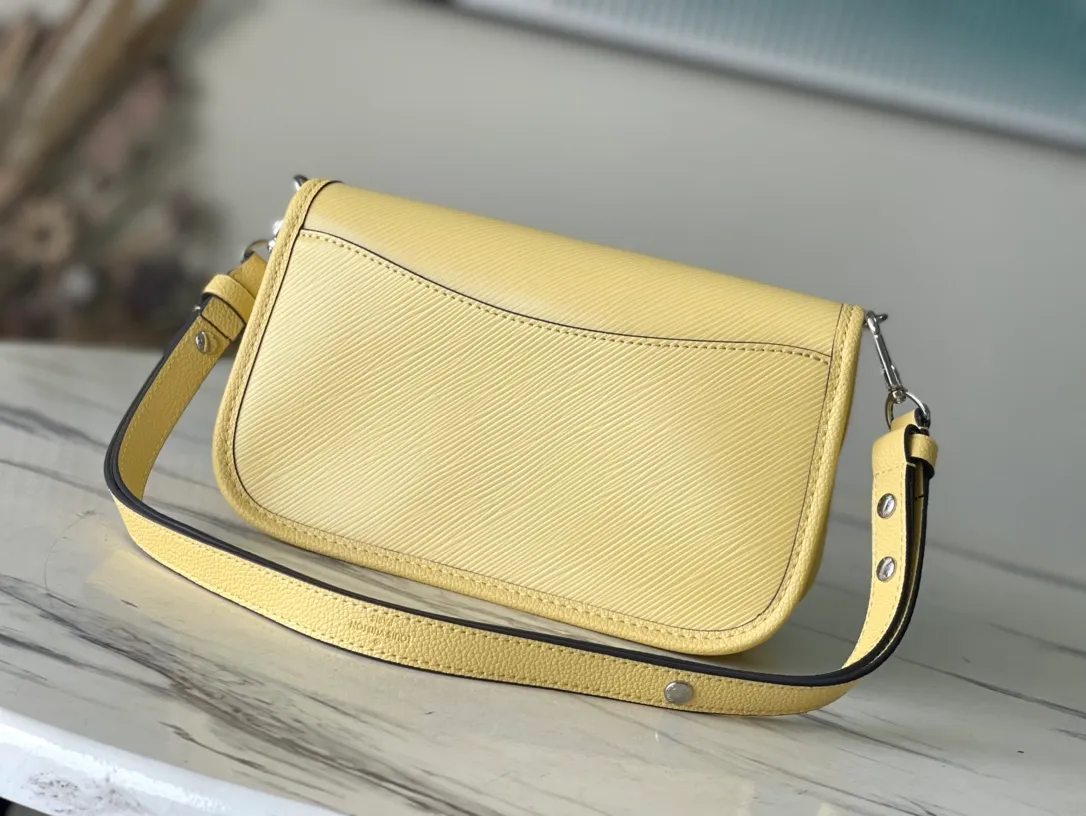 💰1160 (top-grain leather) top original order M59386 chick yellow. The Buci crossbody bag, cut from the iconic grained Epi leather, is available in exquisite pastel colors this season, adding a soft and elegant feel to the spring silhouette. The compact appearance and large resin-covered buckles of the same color give the look a fashionable and modern appeal. Dimensions: 24.5 x 15.5 x 9 cm