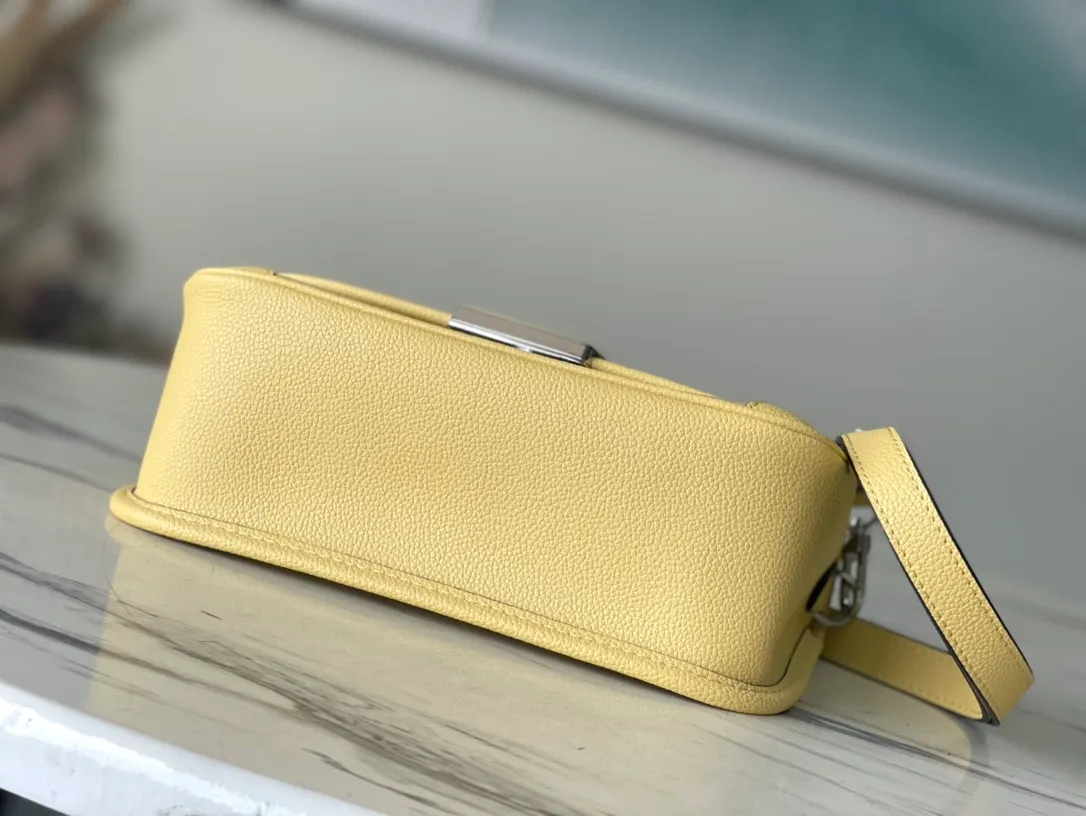 💰1160 (top-grain leather) top original order M59386 chick yellow. The Buci crossbody bag, cut from the iconic grained Epi leather, is available in exquisite pastel colors this season, adding a soft and elegant feel to the spring silhouette. The compact appearance and large resin-covered buckles of the same color give the look a fashionable and modern appeal. Dimensions: 24.5 x 15.5 x 9 cm