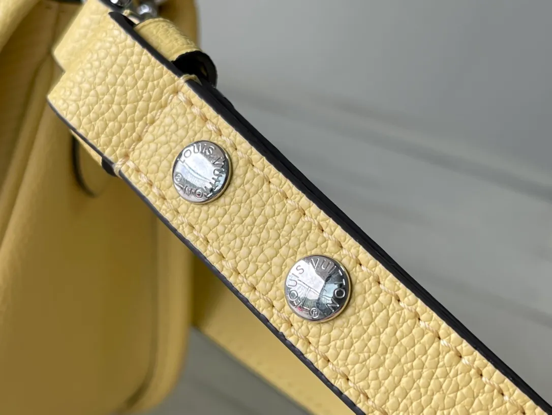 💰1160 (top-grain leather) top original order M59386 chick yellow. The Buci crossbody bag, cut from the iconic grained Epi leather, is available in exquisite pastel colors this season, adding a soft and elegant feel to the spring silhouette. The compact appearance and large resin-covered buckles of the same color give the look a fashionable and modern appeal. Dimensions: 24.5 x 15.5 x 9 cm