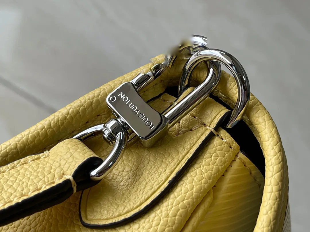 💰1160 (top-grain leather) top original order M59386 chick yellow. The Buci crossbody bag, cut from the iconic grained Epi leather, is available in exquisite pastel colors this season, adding a soft and elegant feel to the spring silhouette. The compact appearance and large resin-covered buckles of the same color give the look a fashionable and modern appeal. Dimensions: 24.5 x 15.5 x 9 cm