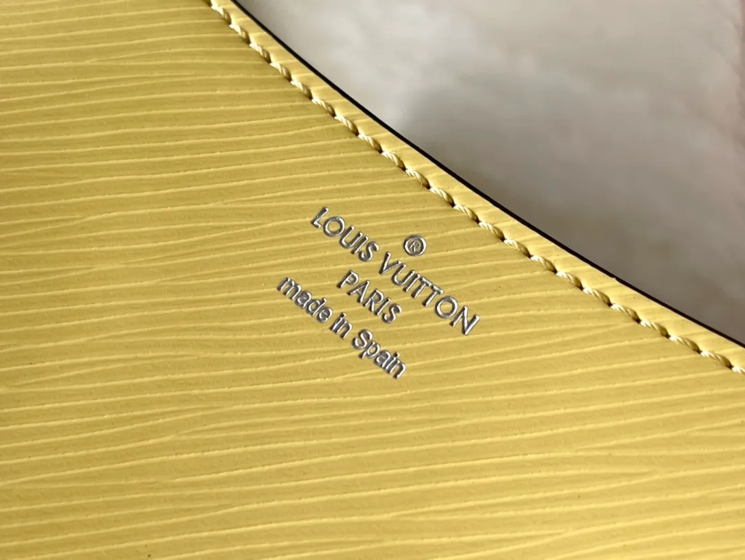 💰1160 (top-grain leather) top original order M59386 chick yellow. The Buci crossbody bag, cut from the iconic grained Epi leather, is available in exquisite pastel colors this season, adding a soft and elegant feel to the spring silhouette. The compact appearance and large resin-covered buckles of the same color give the look a fashionable and modern appeal. Dimensions: 24.5 x 15.5 x 9 cm