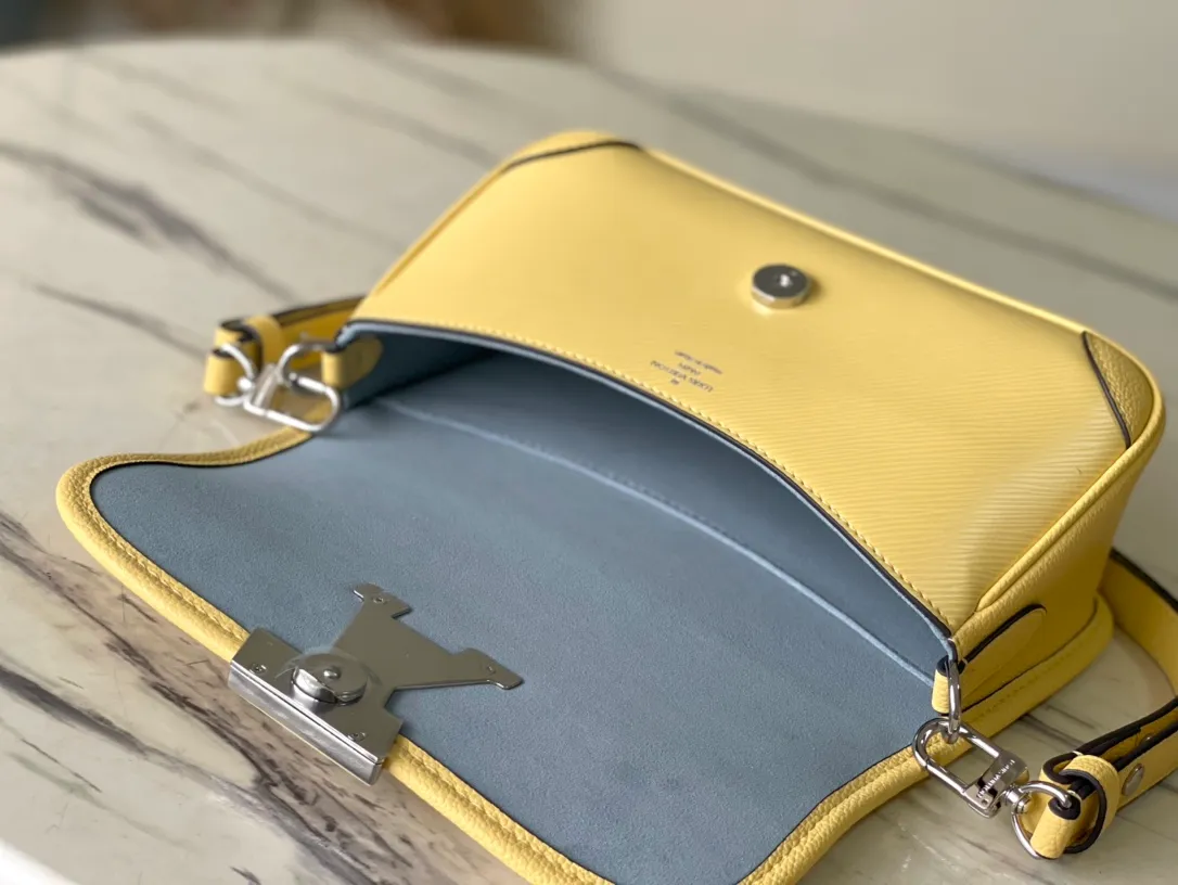💰1160 (top-grain leather) top original order M59386 chick yellow. The Buci crossbody bag, cut from the iconic grained Epi leather, is available in exquisite pastel colors this season, adding a soft and elegant feel to the spring silhouette. The compact appearance and large resin-covered buckles of the same color give the look a fashionable and modern appeal. Dimensions: 24.5 x 15.5 x 9 cm