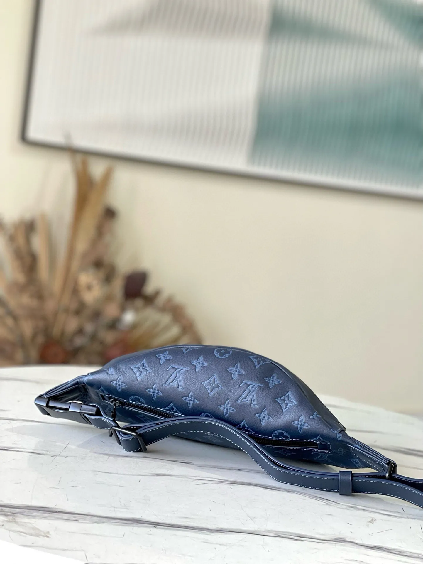 💰840 (top layer leather) top original M45729 orchid new version. This Discovery waist bag is made of Monogram Eclipse canvas, combining casual fashion and modern functionality. The shape is ergonomic and equipped with an adjustable strap, which can be worn around the waist, carried on the shoulder or hung casually on the chest. Zippered pockets on the front and back provide easy access to your phone, cards and keys. Dimensions: 44 x 15 x 9 xerox