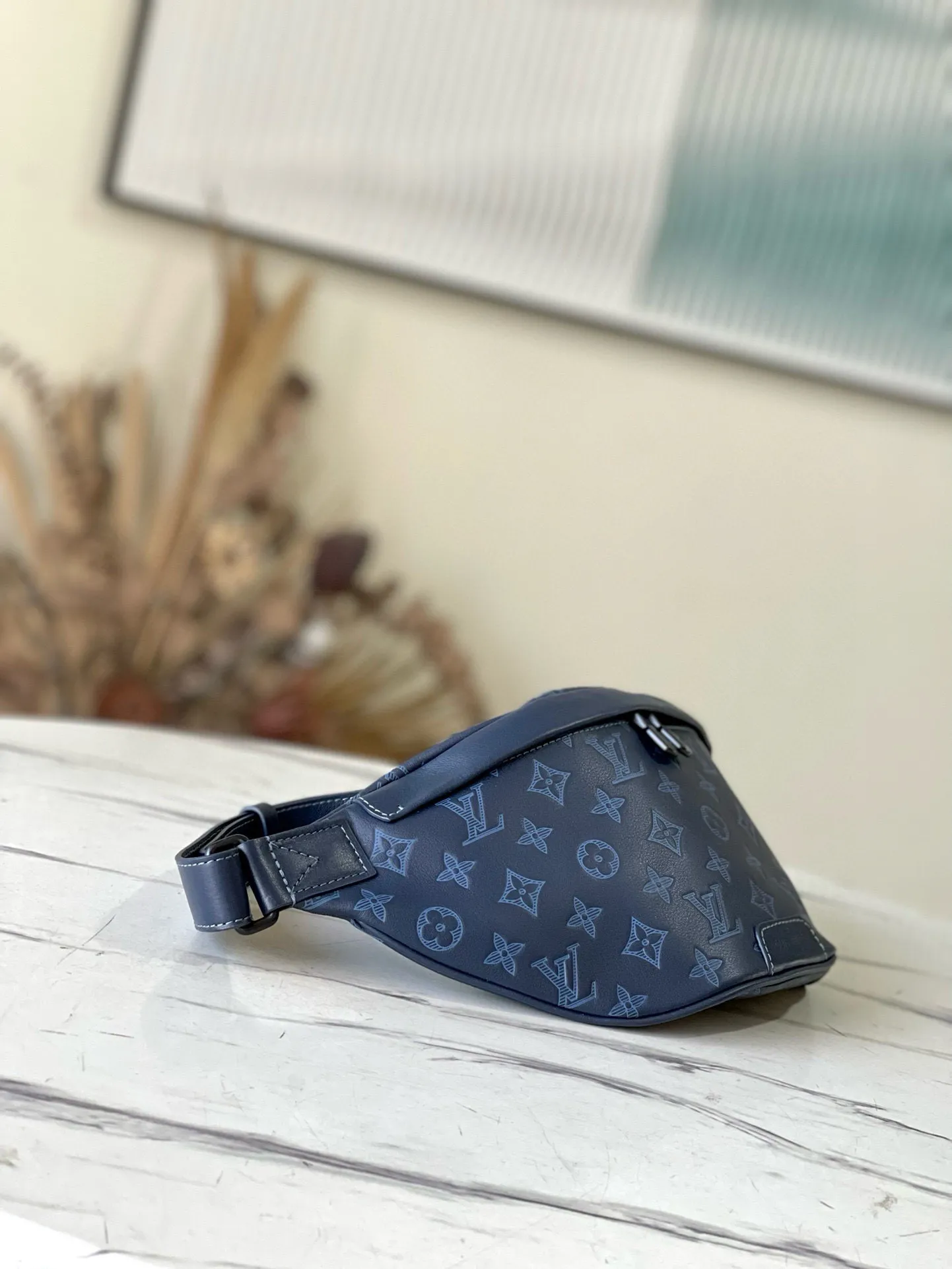 💰840 (top layer leather) top original M45729 orchid new version. This Discovery waist bag is made of Monogram Eclipse canvas, combining casual fashion and modern functionality. The shape is ergonomic and equipped with an adjustable strap, which can be worn around the waist, carried on the shoulder or hung casually on the chest. Zippered pockets on the front and back provide easy access to your phone, cards and keys. Dimensions: 44 x 15 x 9 xerox