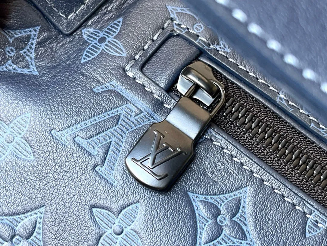 💰840 (top layer leather) top original M45729 orchid new version. This Discovery waist bag is made of Monogram Eclipse canvas, combining casual fashion and modern functionality. The shape is ergonomic and equipped with an adjustable strap, which can be worn around the waist, carried on the shoulder or hung casually on the chest. Zippered pockets on the front and back provide easy access to your phone, cards and keys. Dimensions: 44 x 15 x 9 xerox