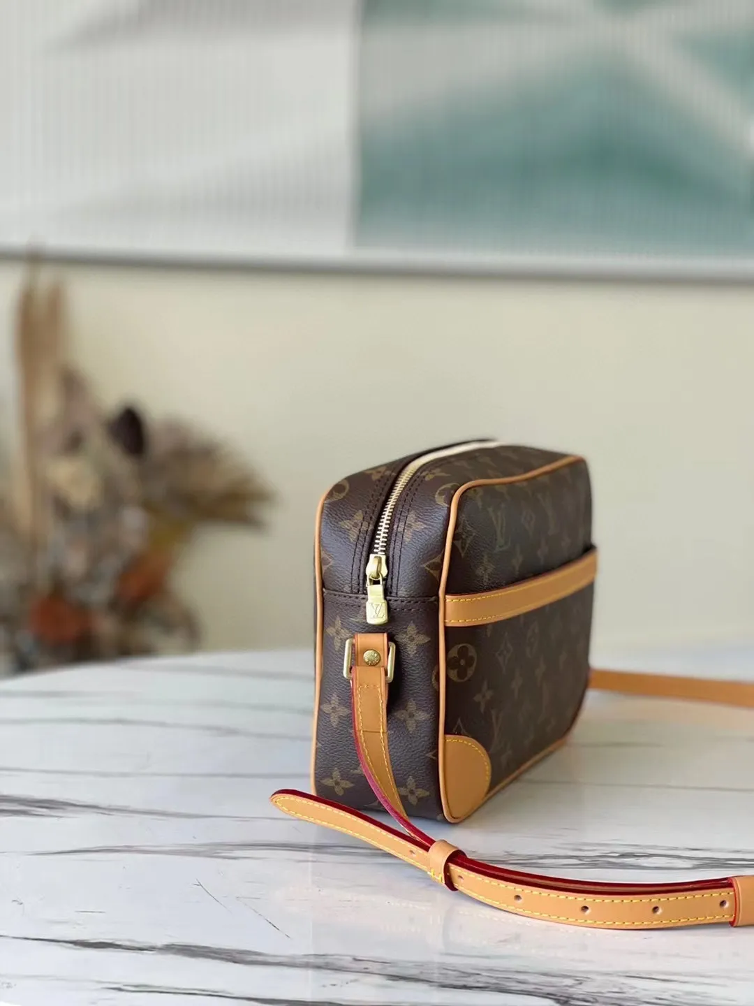 💰840 Top original order M51276 small vintage vintage camera bag, crossbody bag, unisex, classic Monogram canvas with yellow leather trim, calm and elegant, an outside open pocket, zipper side pockets inside, adjustable shoulder straps that can be switched freely at any time, sufficient capacity for daily use! Size 23.5*15.5*5.5cm
