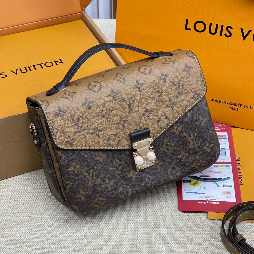 【Upgraded Version】 P460¥💰 Upgraded Version POCHETTH METIS❣️ Comes with a full set of packaging M44876 messenger bag💕The iconic presbyopic color is paired with the trendy yellow flower tone. The classic king's shape looks more fashionable. This classic messenger bag has become a must-have for every woman with a classic concave shape. It contains a compartment design and the capacity is even more praiseworthy. Compared with the classic presbyopic monochrome, this color scheme is more popular. Dimensions: 25 x 19 x 9 cm.