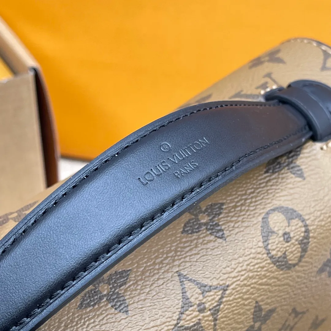 【Upgraded Version】 P460¥💰 Upgraded Version POCHETTH METIS❣️ Comes with a full set of packaging M44876 messenger bag💕The iconic presbyopic color is paired with the trendy yellow flower tone. The classic king's shape looks more fashionable. This classic messenger bag has become a must-have for every woman with a classic concave shape. It contains a compartment design and the capacity is even more praiseworthy. Compared with the classic presbyopic monochrome, this color scheme is more popular. Dimensions: 25 x 19 x 9 cm.