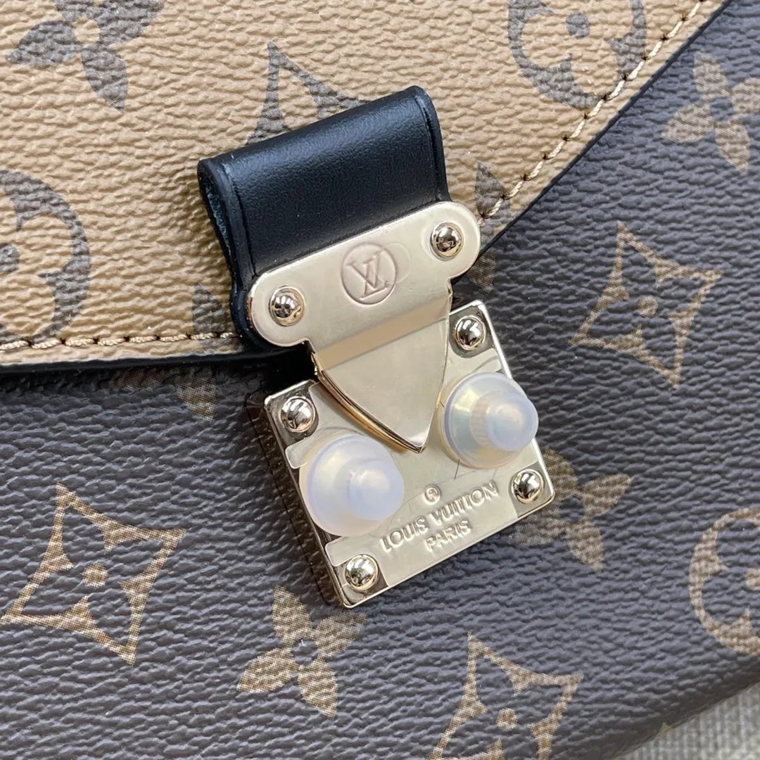 【Upgraded Version】 P460¥💰 Upgraded Version POCHETTH METIS❣️ Comes with a full set of packaging M44876 messenger bag💕The iconic presbyopic color is paired with the trendy yellow flower tone. The classic king's shape looks more fashionable. This classic messenger bag has become a must-have for every woman with a classic concave shape. It contains a compartment design and the capacity is even more praiseworthy. Compared with the classic presbyopic monochrome, this color scheme is more popular. Dimensions: 25 x 19 x 9 cm.