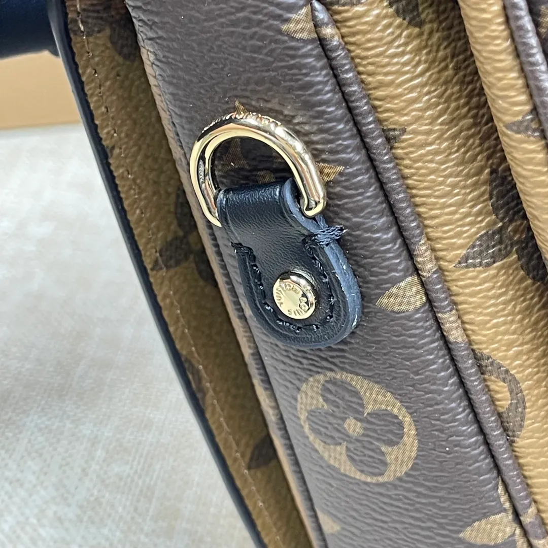 【Upgraded Version】 P460¥💰 Upgraded Version POCHETTH METIS❣️ Comes with a full set of packaging M44876 messenger bag💕The iconic presbyopic color is paired with the trendy yellow flower tone. The classic king's shape looks more fashionable. This classic messenger bag has become a must-have for every woman with a classic concave shape. It contains a compartment design and the capacity is even more praiseworthy. Compared with the classic presbyopic monochrome, this color scheme is more popular. Dimensions: 25 x 19 x 9 cm.