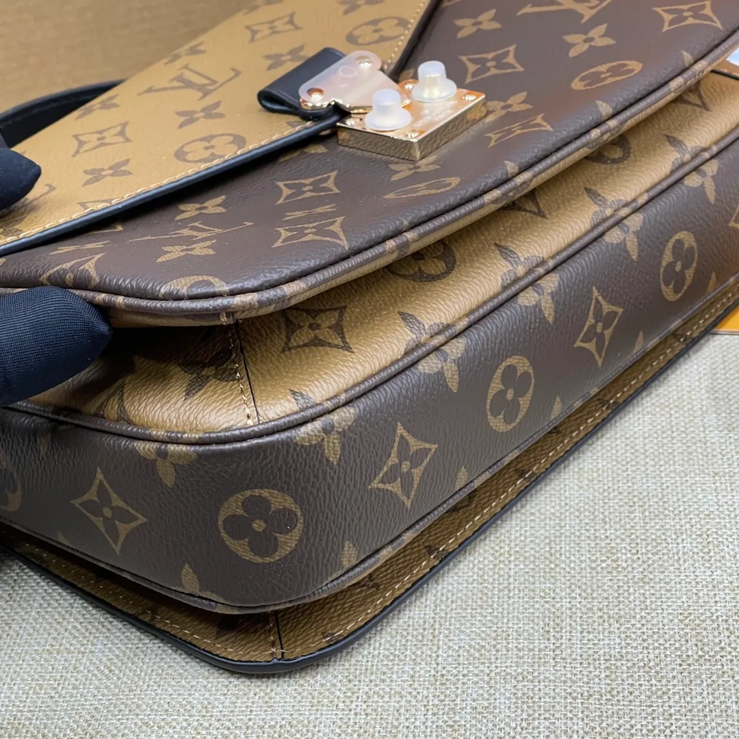 【Upgraded Version】 P460¥💰 Upgraded Version POCHETTH METIS❣️ Comes with a full set of packaging M44876 messenger bag💕The iconic presbyopic color is paired with the trendy yellow flower tone. The classic king's shape looks more fashionable. This classic messenger bag has become a must-have for every woman with a classic concave shape. It contains a compartment design and the capacity is even more praiseworthy. Compared with the classic presbyopic monochrome, this color scheme is more popular. Dimensions: 25 x 19 x 9 cm.