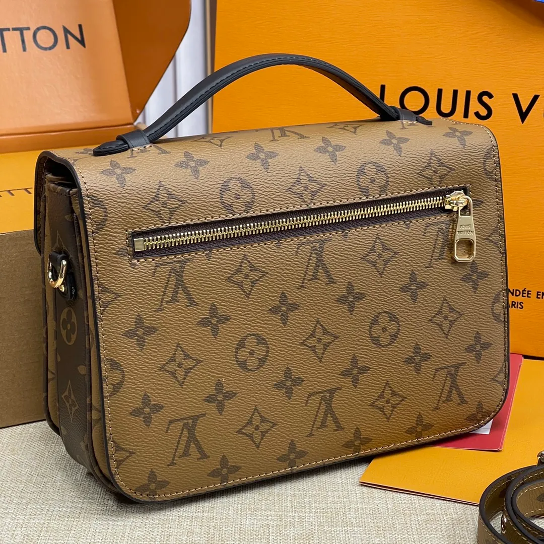 【Upgraded Version】 P460¥💰 Upgraded Version POCHETTH METIS❣️ Comes with a full set of packaging M44876 messenger bag💕The iconic presbyopic color is paired with the trendy yellow flower tone. The classic king's shape looks more fashionable. This classic messenger bag has become a must-have for every woman with a classic concave shape. It contains a compartment design and the capacity is even more praiseworthy. Compared with the classic presbyopic monochrome, this color scheme is more popular. Dimensions: 25 x 19 x 9 cm.