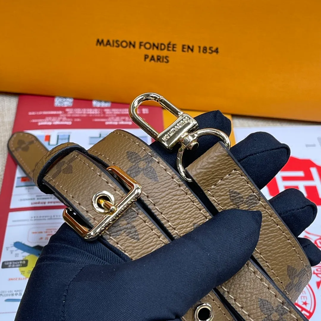 【Upgraded Version】 P460¥💰 Upgraded Version POCHETTH METIS❣️ Comes with a full set of packaging M44876 messenger bag💕The iconic presbyopic color is paired with the trendy yellow flower tone. The classic king's shape looks more fashionable. This classic messenger bag has become a must-have for every woman with a classic concave shape. It contains a compartment design and the capacity is even more praiseworthy. Compared with the classic presbyopic monochrome, this color scheme is more popular. Dimensions: 25 x 19 x 9 cm.