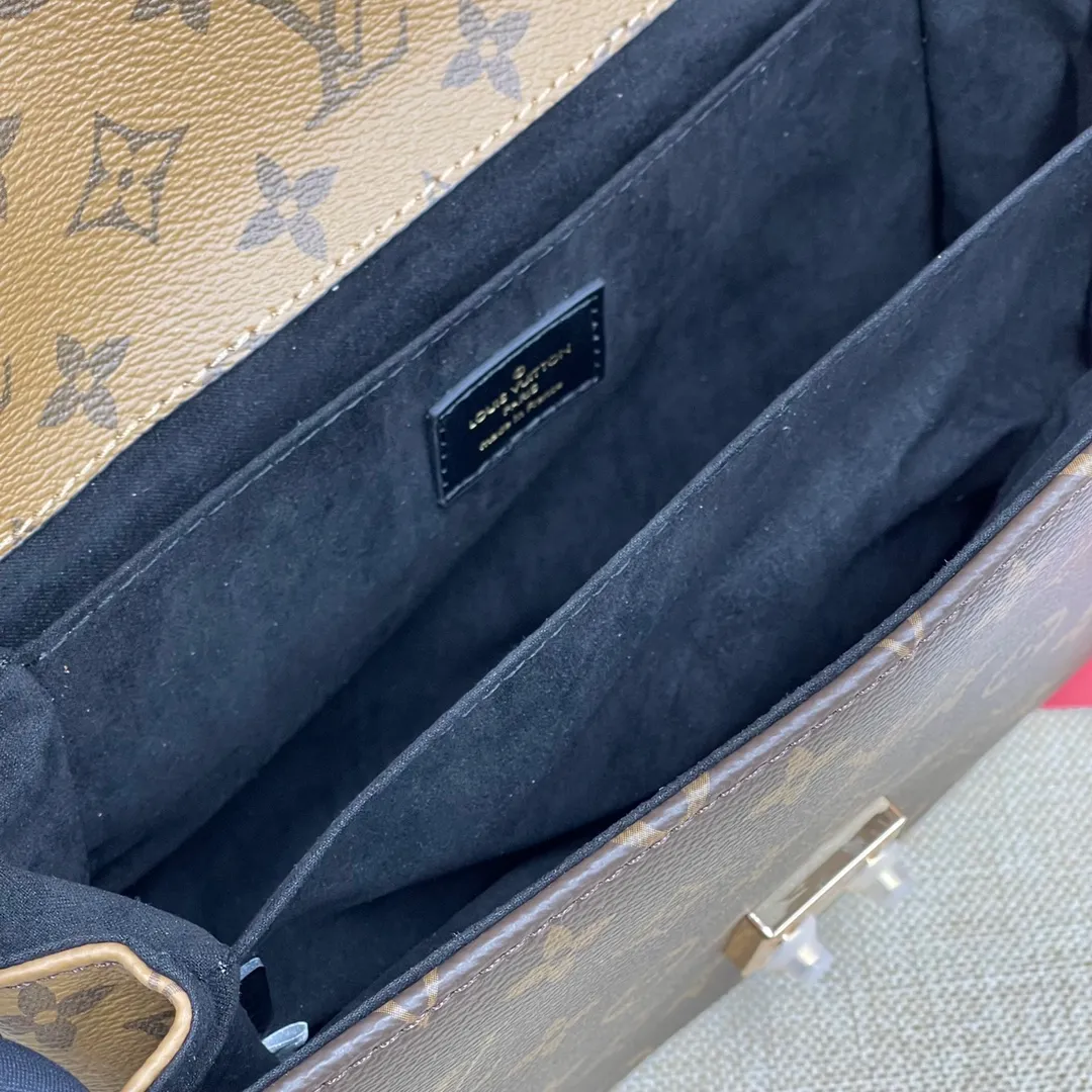 【Upgraded Version】 P460¥💰 Upgraded Version POCHETTH METIS❣️ Comes with a full set of packaging M44876 messenger bag💕The iconic presbyopic color is paired with the trendy yellow flower tone. The classic king's shape looks more fashionable. This classic messenger bag has become a must-have for every woman with a classic concave shape. It contains a compartment design and the capacity is even more praiseworthy. Compared with the classic presbyopic monochrome, this color scheme is more popular. Dimensions: 25 x 19 x 9 cm.