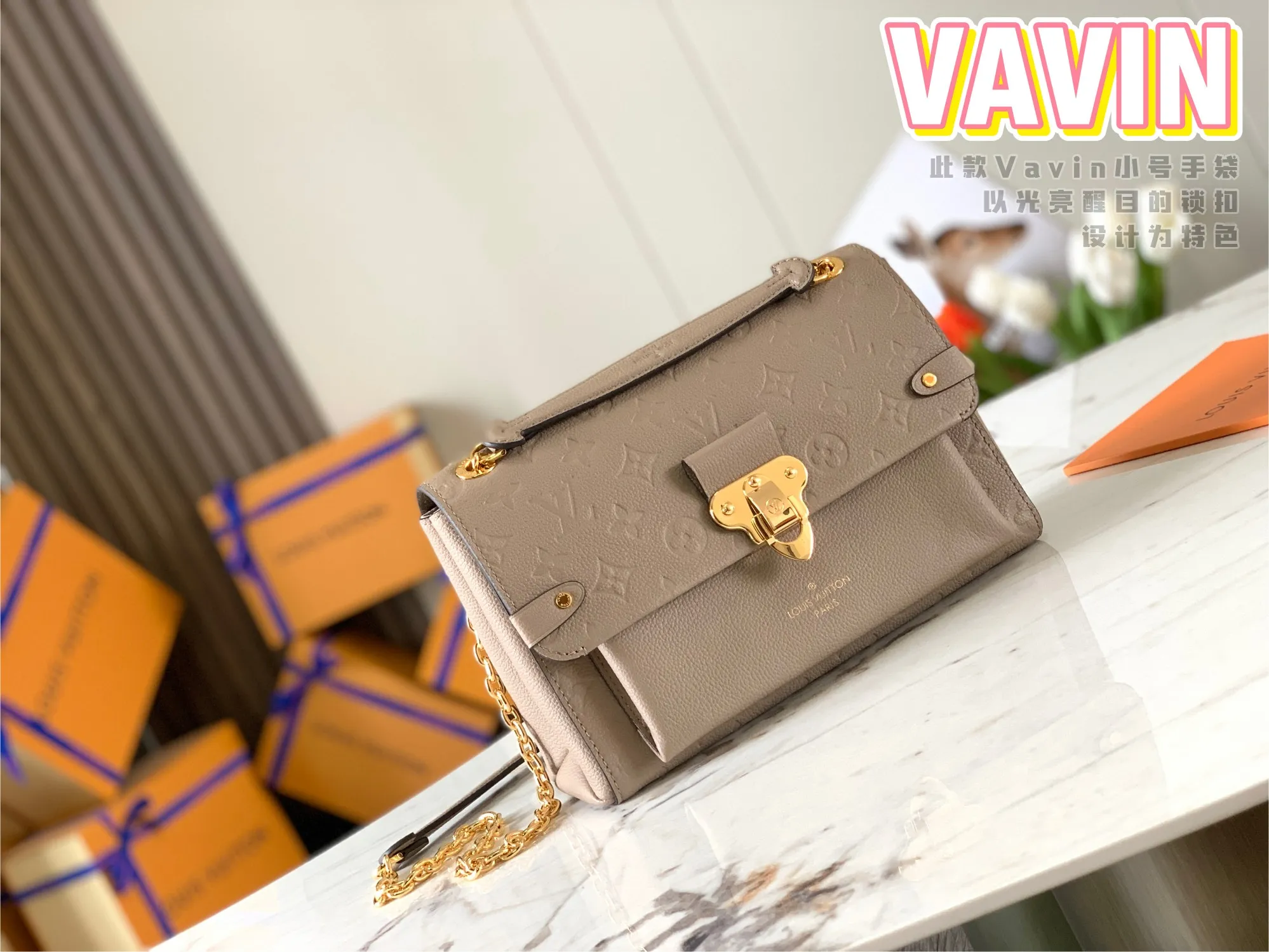 P1360 [Original Leather 💋 M44929 Elephant Gray Embossed] This small VAVIN handbag is made of a mixture of smooth and embossed Monogram Empreinte cowhide. This small Vavin handbag features a bright and eye-catching lock design. Soft and lightweight, fashionable and casual, an easy choice for daily carrying. Comes with an adjustable leather chain strap that can be worn on the shoulder or cross-body. Detailed dimensions: 25.0 x 17.0 x 9.5 cm