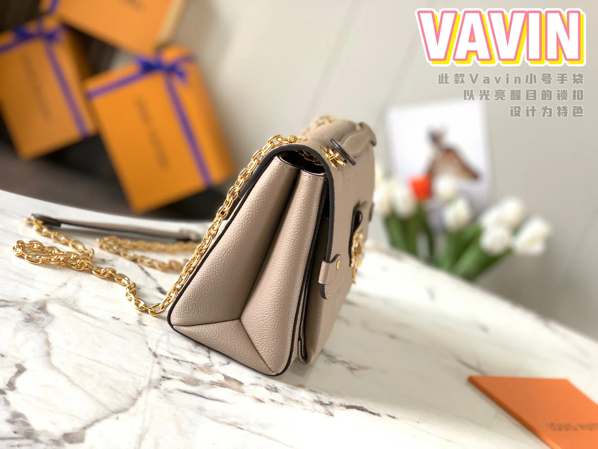P1360 [Original Leather 💋 M44929 Elephant Gray Embossed] This small VAVIN handbag is made of a mixture of smooth and embossed Monogram Empreinte cowhide. This small Vavin handbag features a bright and eye-catching lock design. Soft and lightweight, fashionable and casual, an easy choice for daily carrying. Comes with an adjustable leather chain strap that can be worn on the shoulder or cross-body. Detailed dimensions: 25.0 x 17.0 x 9.5 cm