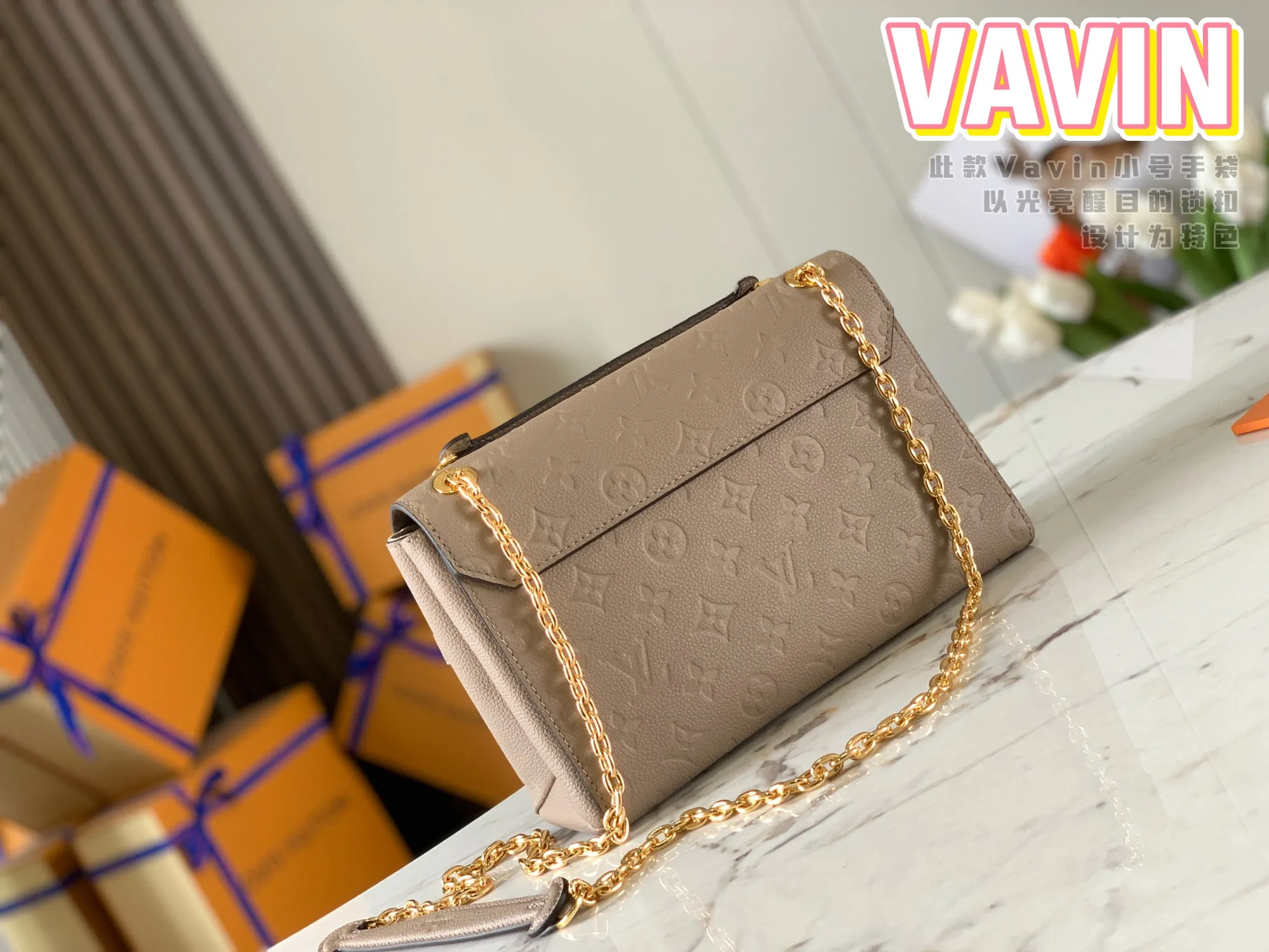 P1360 [Original Leather 💋 M44929 Elephant Gray Embossed] This small VAVIN handbag is made of a mixture of smooth and embossed Monogram Empreinte cowhide. This small Vavin handbag features a bright and eye-catching lock design. Soft and lightweight, fashionable and casual, an easy choice for daily carrying. Comes with an adjustable leather chain strap that can be worn on the shoulder or cross-body. Detailed dimensions: 25.0 x 17.0 x 9.5 cm