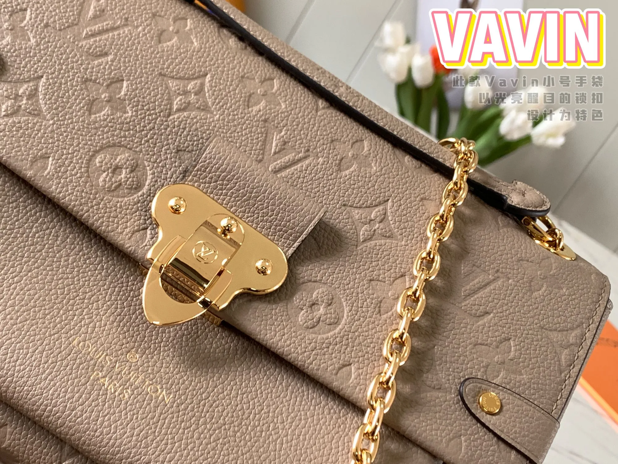 P1360 [Original Leather 💋 M44929 Elephant Gray Embossed] This small VAVIN handbag is made of a mixture of smooth and embossed Monogram Empreinte cowhide. This small Vavin handbag features a bright and eye-catching lock design. Soft and lightweight, fashionable and casual, an easy choice for daily carrying. Comes with an adjustable leather chain strap that can be worn on the shoulder or cross-body. Detailed dimensions: 25.0 x 17.0 x 9.5 cm
