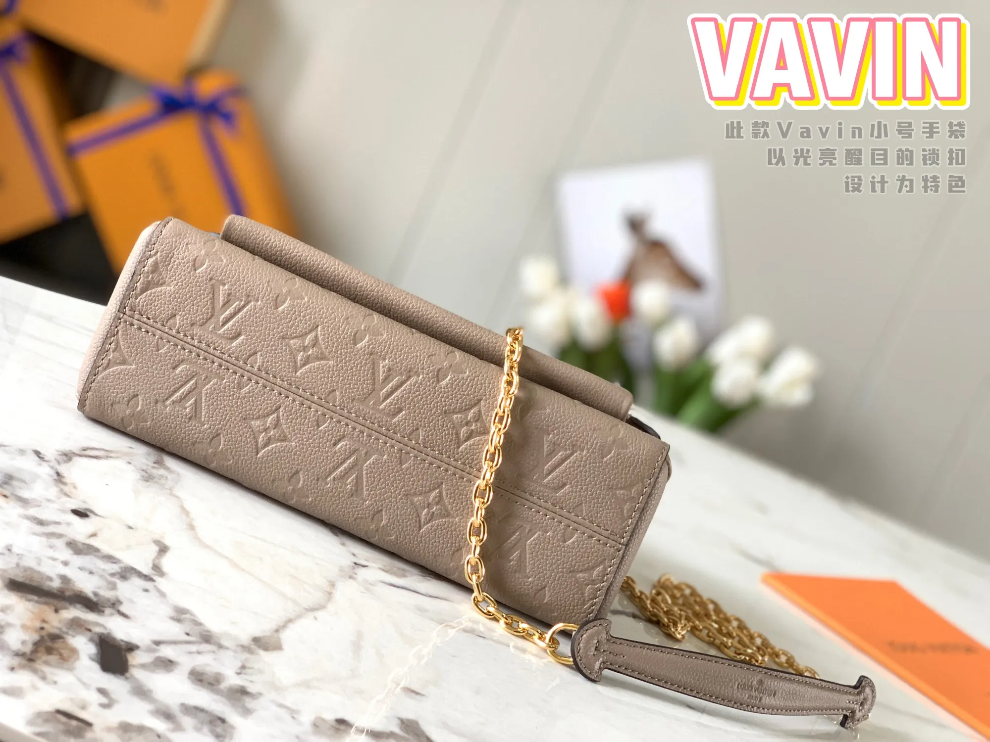 P1360 [Original Leather 💋 M44929 Elephant Gray Embossed] This small VAVIN handbag is made of a mixture of smooth and embossed Monogram Empreinte cowhide. This small Vavin handbag features a bright and eye-catching lock design. Soft and lightweight, fashionable and casual, an easy choice for daily carrying. Comes with an adjustable leather chain strap that can be worn on the shoulder or cross-body. Detailed dimensions: 25.0 x 17.0 x 9.5 cm