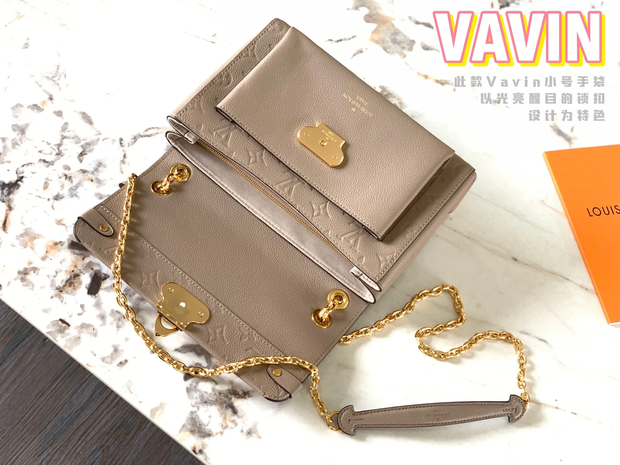 P1360 [Original Leather 💋 M44929 Elephant Gray Embossed] This small VAVIN handbag is made of a mixture of smooth and embossed Monogram Empreinte cowhide. This small Vavin handbag features a bright and eye-catching lock design. Soft and lightweight, fashionable and casual, an easy choice for daily carrying. Comes with an adjustable leather chain strap that can be worn on the shoulder or cross-body. Detailed dimensions: 25.0 x 17.0 x 9.5 cm