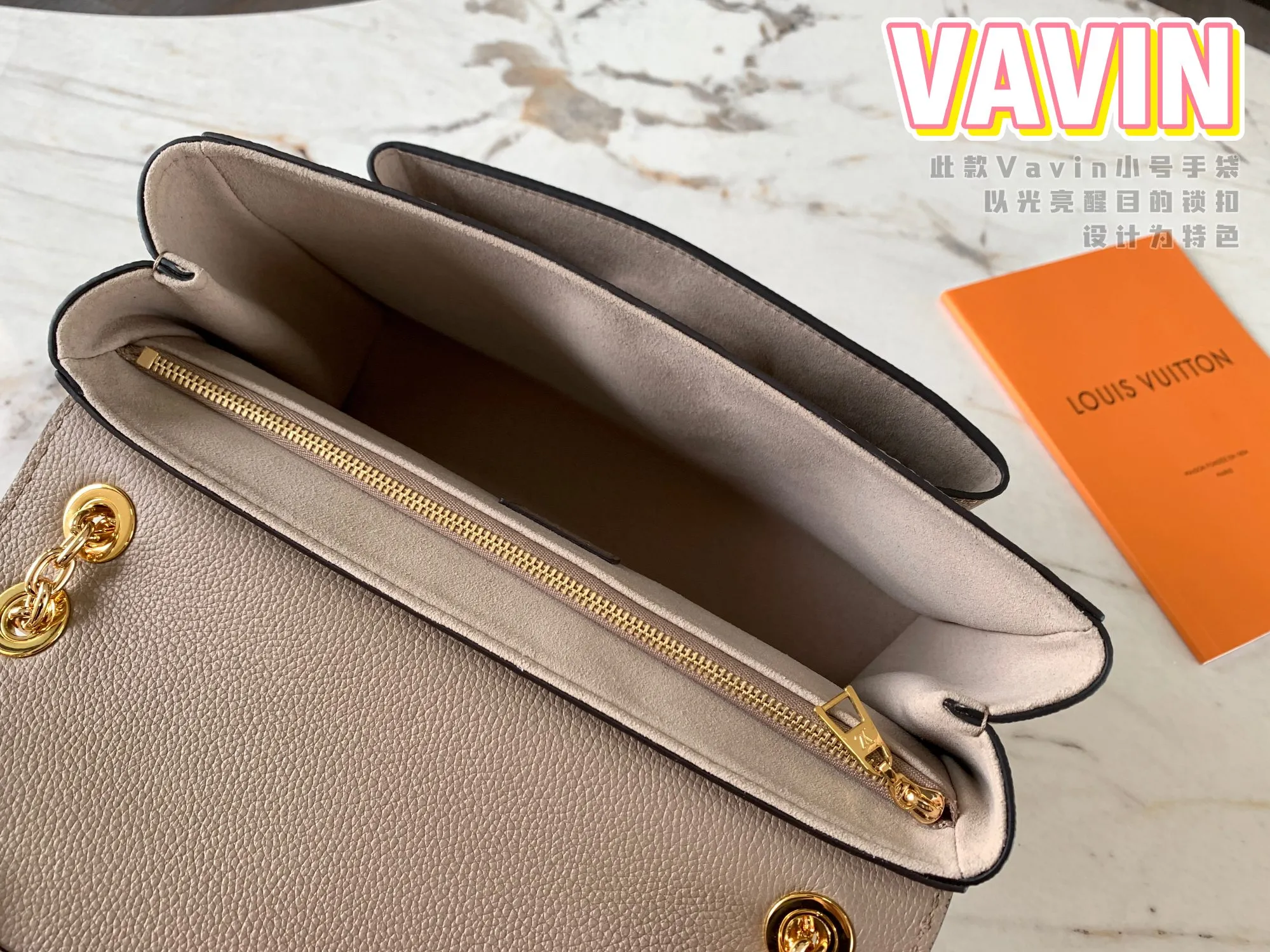 P1360 [Original Leather 💋 M44929 Elephant Gray Embossed] This small VAVIN handbag is made of a mixture of smooth and embossed Monogram Empreinte cowhide. This small Vavin handbag features a bright and eye-catching lock design. Soft and lightweight, fashionable and casual, an easy choice for daily carrying. Comes with an adjustable leather chain strap that can be worn on the shoulder or cross-body. Detailed dimensions: 25.0 x 17.0 x 9.5 cm