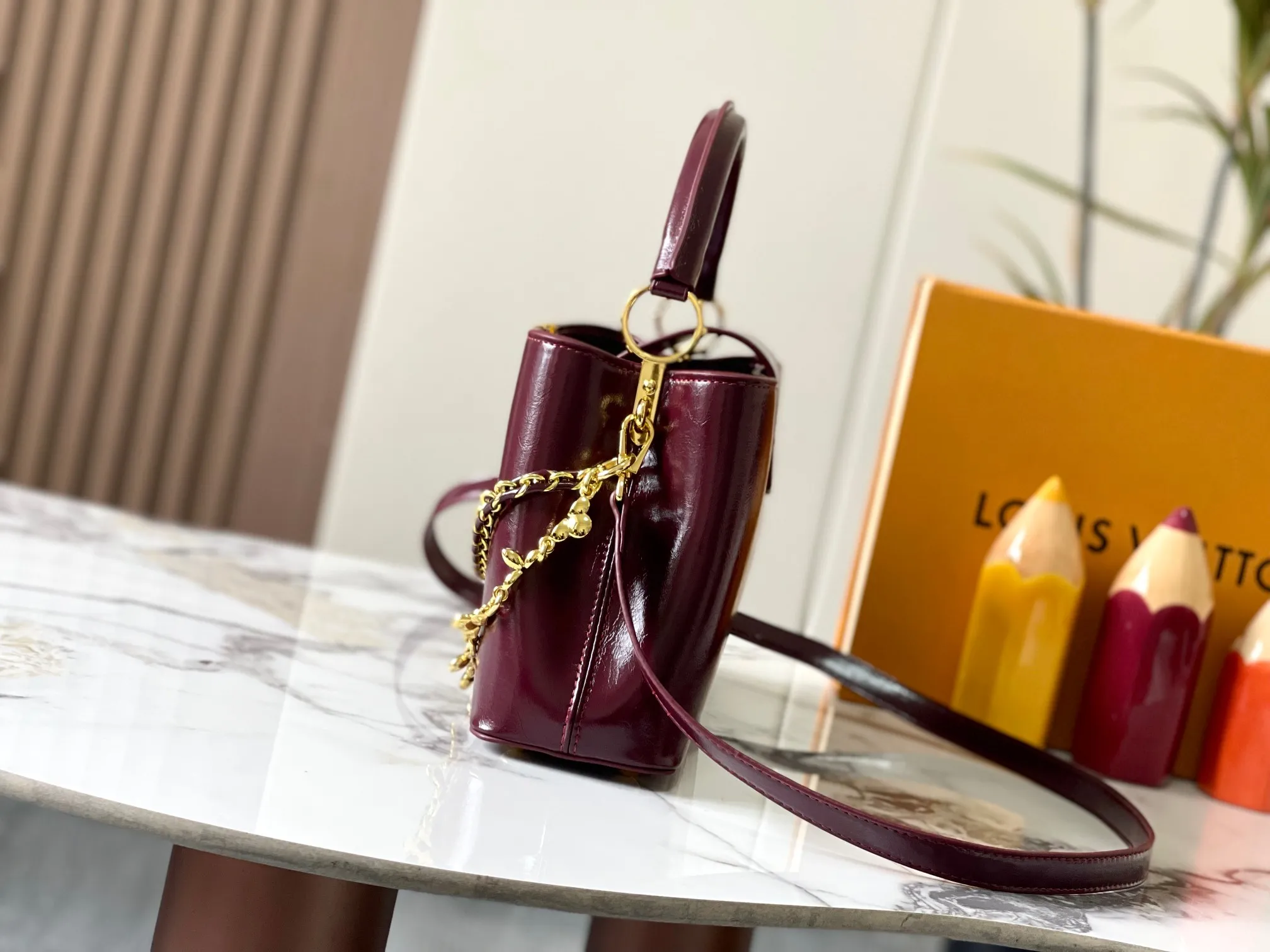 P480 [Guangzhou top quality original version] M25492 This CapucinesEast-WestBB handbag gives the leather a pleated texture, telling the new season trend. The cow leather trim outlines smooth lines, and the LV letters and detachable chain sparkle with metallic luster. The spacious interior meets different storage needs, and a variety of carrying methods show off its functional ingenuity. Size:33*19*9cm