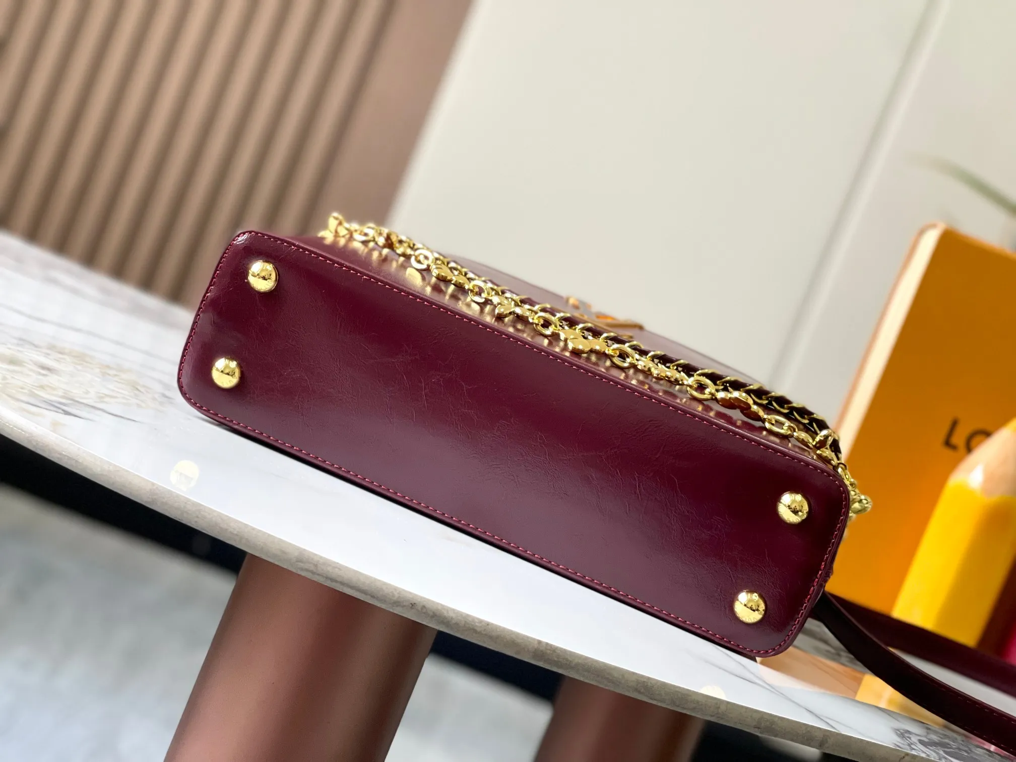 P480 [Guangzhou top quality original version] M25492 This CapucinesEast-WestBB handbag gives the leather a pleated texture, telling the new season trend. The cow leather trim outlines smooth lines, and the LV letters and detachable chain sparkle with metallic luster. The spacious interior meets different storage needs, and a variety of carrying methods show off its functional ingenuity. Size:33*19*9cm