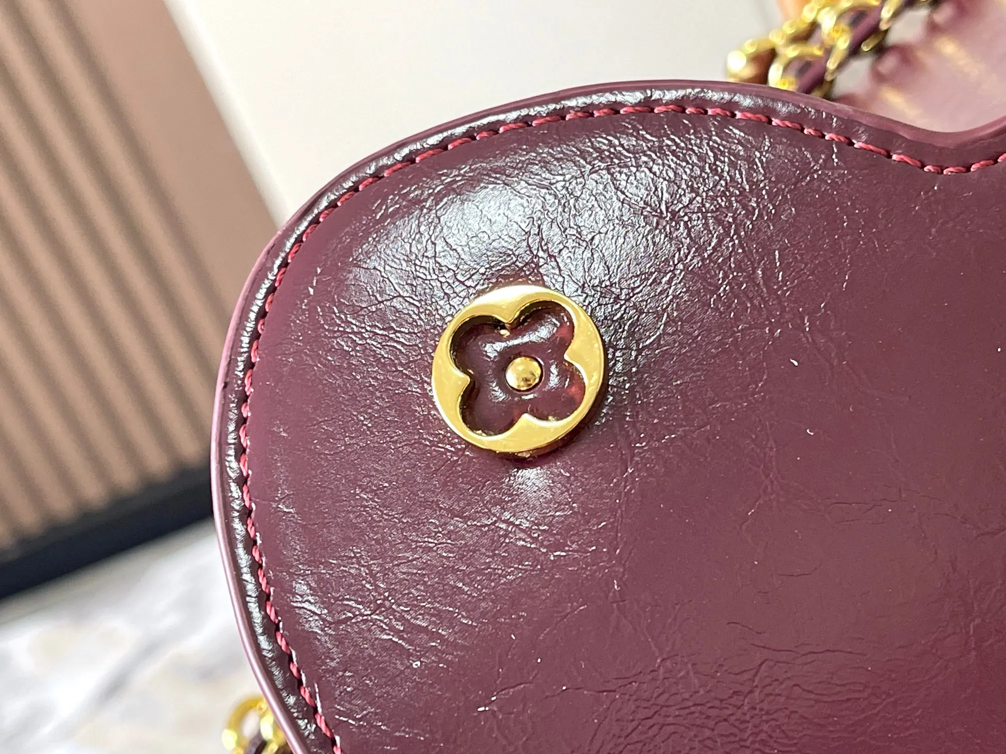 P480 [Guangzhou top quality original version] M25492 This CapucinesEast-WestBB handbag gives the leather a pleated texture, telling the new season trend. The cow leather trim outlines smooth lines, and the LV letters and detachable chain sparkle with metallic luster. The spacious interior meets different storage needs, and a variety of carrying methods show off its functional ingenuity. Size:33*19*9cm