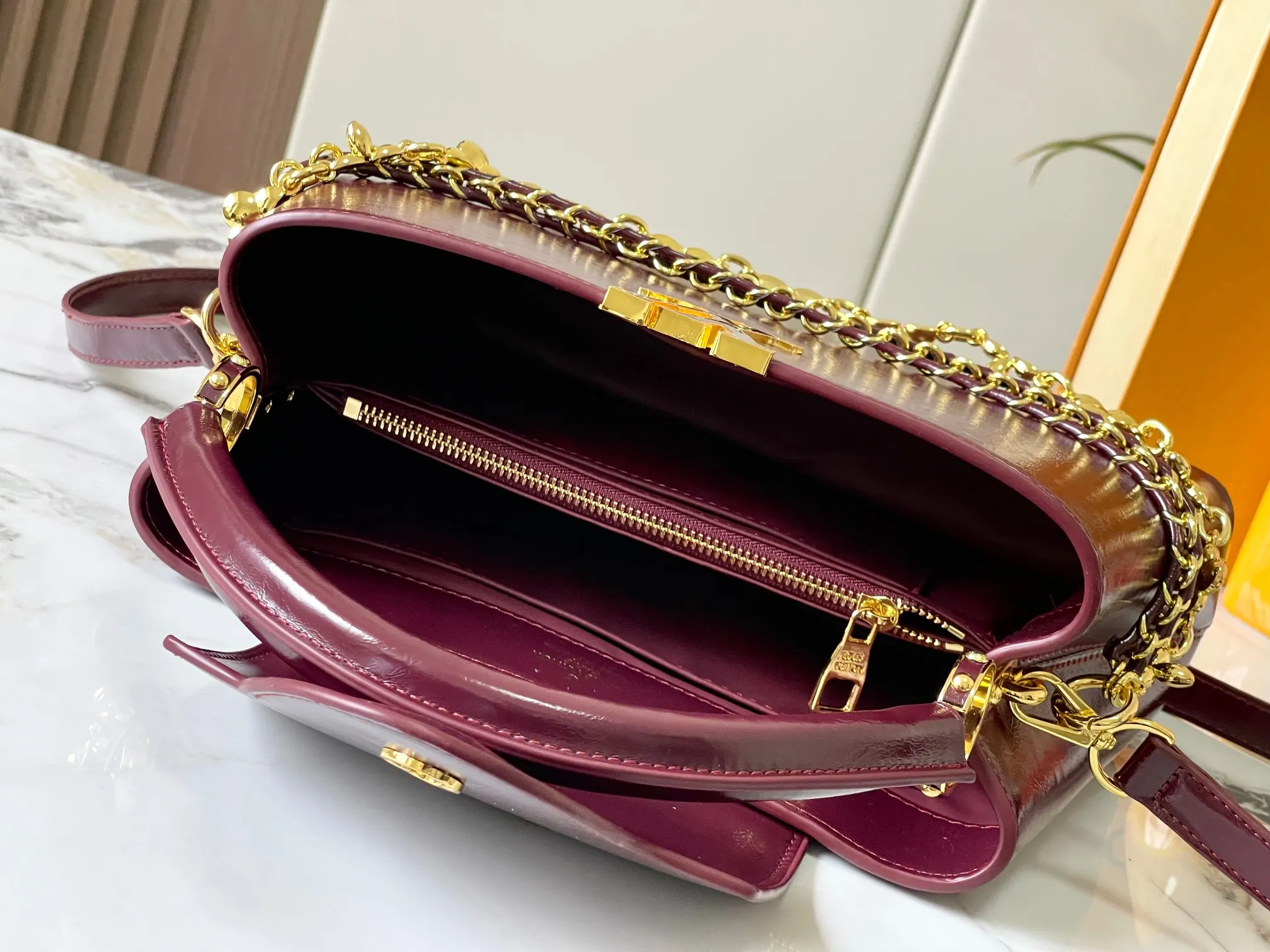 P480 [Guangzhou top quality original version] M25492 This CapucinesEast-WestBB handbag gives the leather a pleated texture, telling the new season trend. The cow leather trim outlines smooth lines, and the LV letters and detachable chain sparkle with metallic luster. The spacious interior meets different storage needs, and a variety of carrying methods show off its functional ingenuity. Size:33*19*9cm