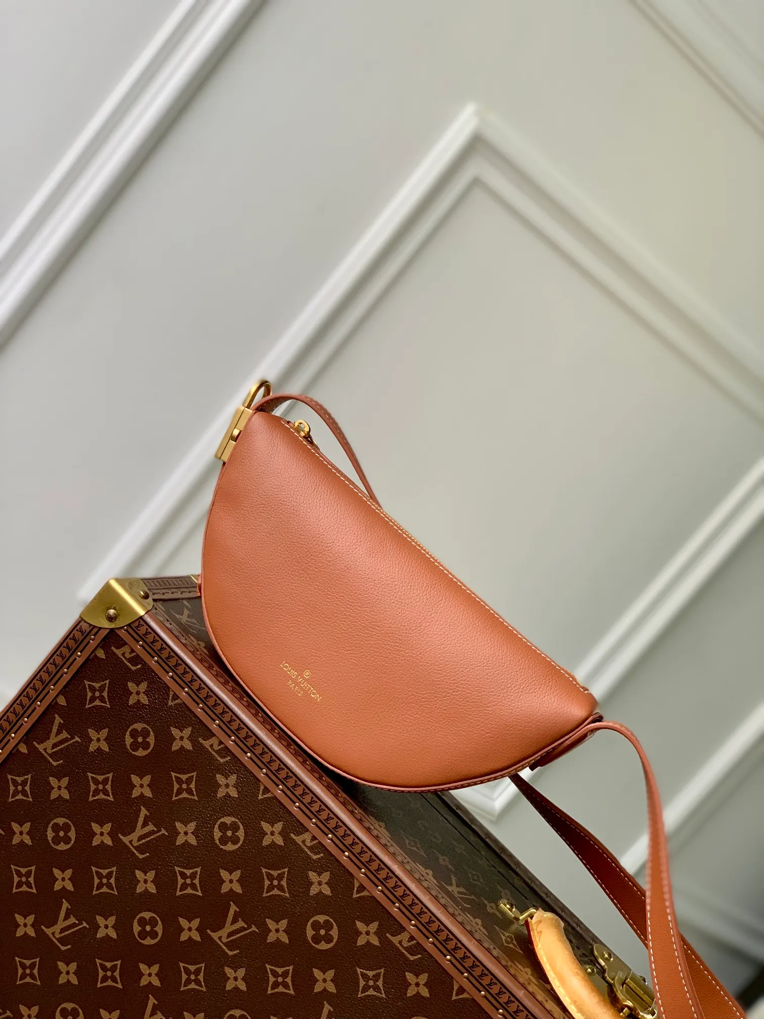 💰840 (Top Grain Leather) Top Original M83546 Brown This low-key crossbody bag features a modern minimalist design with extremely soft and smooth calfskin and exquisite details, including a padlock printed with the LV logo and a suede calfskin lining. This versatile bag features a zippered main compartment for essentials like your phone, wallet and keys, plus an adjustable shoulder or hand strap. 28 x 13 x 5.5cm (length x height x width)