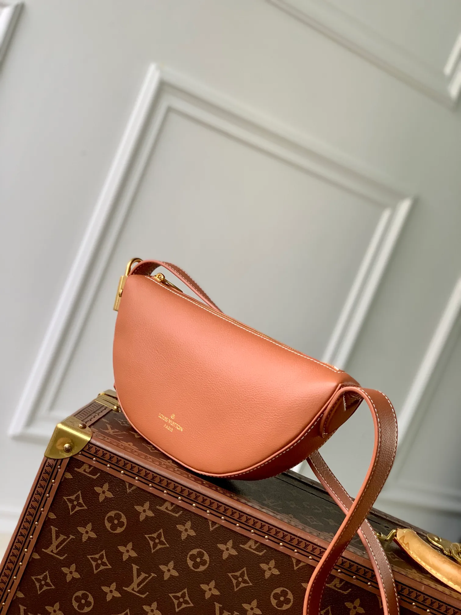 💰840 (Top Grain Leather) Top Original M83546 Brown This low-key crossbody bag features a modern minimalist design with extremely soft and smooth calfskin and exquisite details, including a padlock printed with the LV logo and a suede calfskin lining. This versatile bag features a zippered main compartment for essentials like your phone, wallet and keys, plus an adjustable shoulder or hand strap. 28 x 13 x 5.5cm (length x height x width)