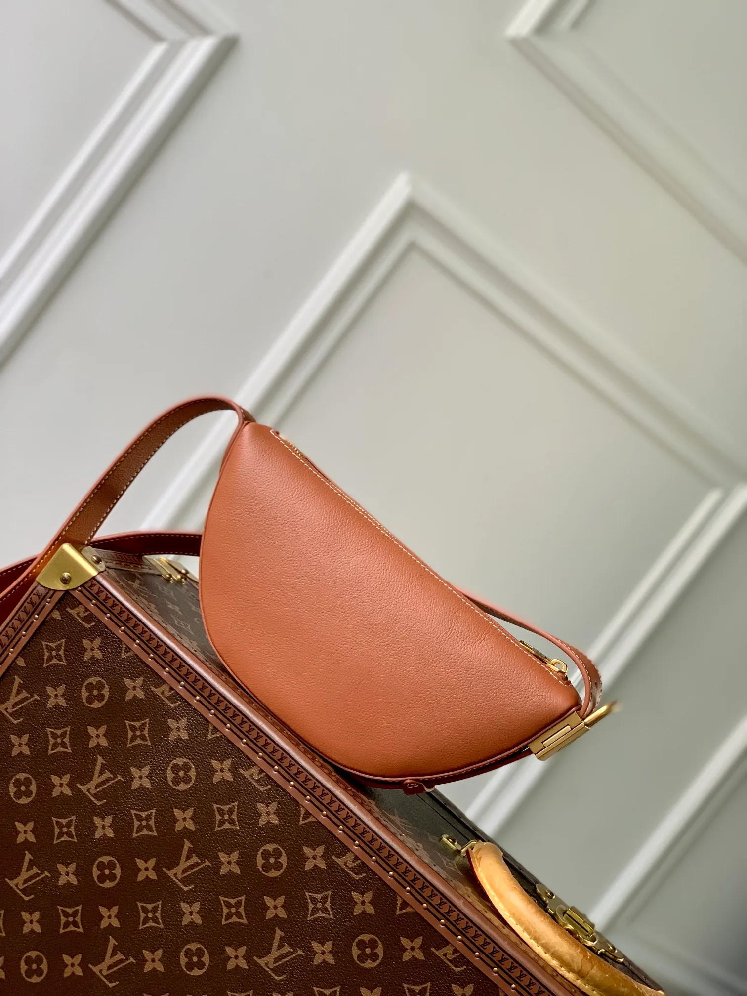 💰840 (Top Grain Leather) Top Original M83546 Brown This low-key crossbody bag features a modern minimalist design with extremely soft and smooth calfskin and exquisite details, including a padlock printed with the LV logo and a suede calfskin lining. This versatile bag features a zippered main compartment for essentials like your phone, wallet and keys, plus an adjustable shoulder or hand strap. 28 x 13 x 5.5cm (length x height x width)