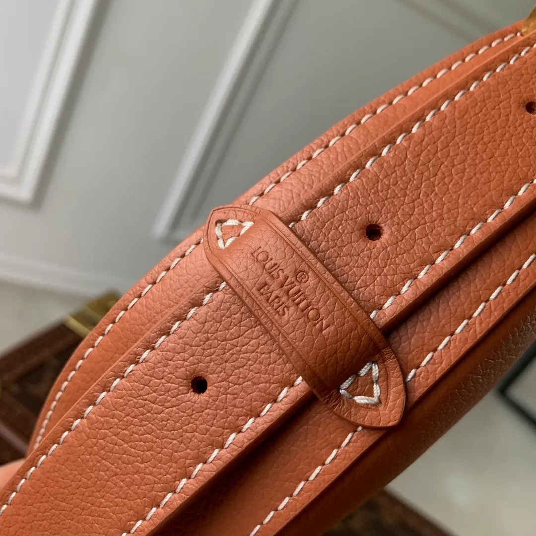 💰840 (Top Grain Leather) Top Original M83546 Brown This low-key crossbody bag features a modern minimalist design with extremely soft and smooth calfskin and exquisite details, including a padlock printed with the LV logo and a suede calfskin lining. This versatile bag features a zippered main compartment for essentials like your phone, wallet and keys, plus an adjustable shoulder or hand strap. 28 x 13 x 5.5cm (length x height x width)