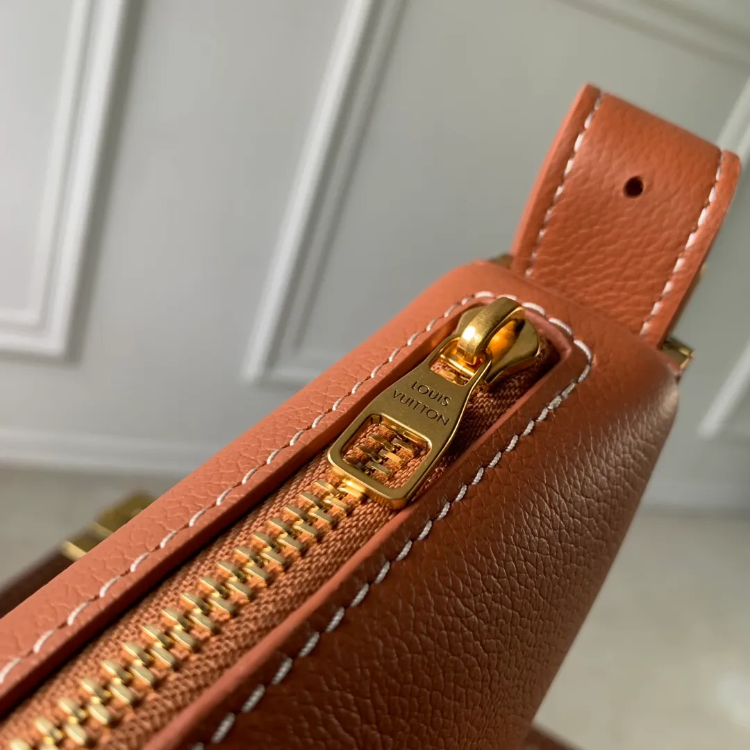 💰840 (Top Grain Leather) Top Original M83546 Brown This low-key crossbody bag features a modern minimalist design with extremely soft and smooth calfskin and exquisite details, including a padlock printed with the LV logo and a suede calfskin lining. This versatile bag features a zippered main compartment for essentials like your phone, wallet and keys, plus an adjustable shoulder or hand strap. 28 x 13 x 5.5cm (length x height x width)