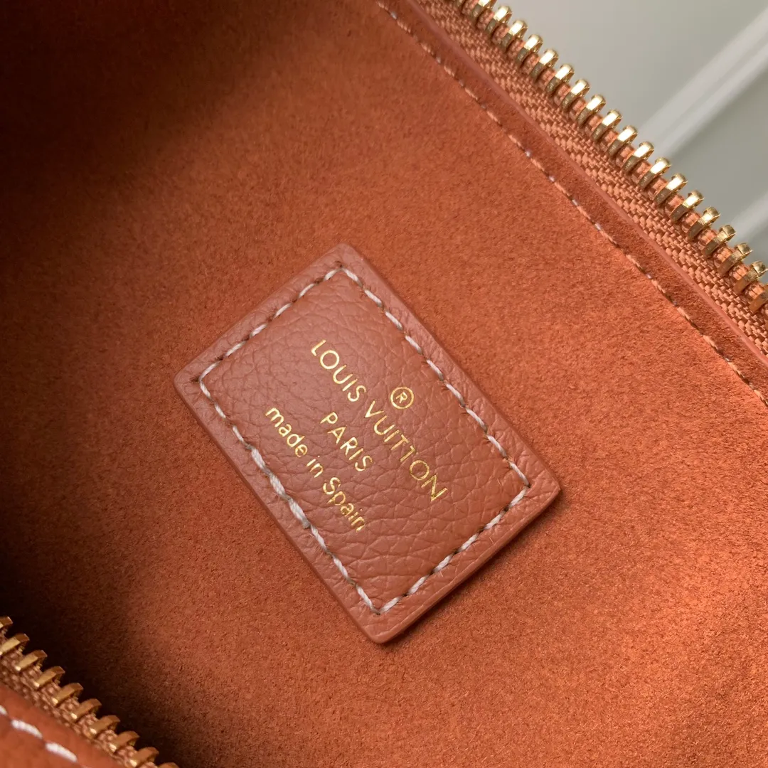 💰840 (Top Grain Leather) Top Original M83546 Brown This low-key crossbody bag features a modern minimalist design with extremely soft and smooth calfskin and exquisite details, including a padlock printed with the LV logo and a suede calfskin lining. This versatile bag features a zippered main compartment for essentials like your phone, wallet and keys, plus an adjustable shoulder or hand strap. 28 x 13 x 5.5cm (length x height x width)