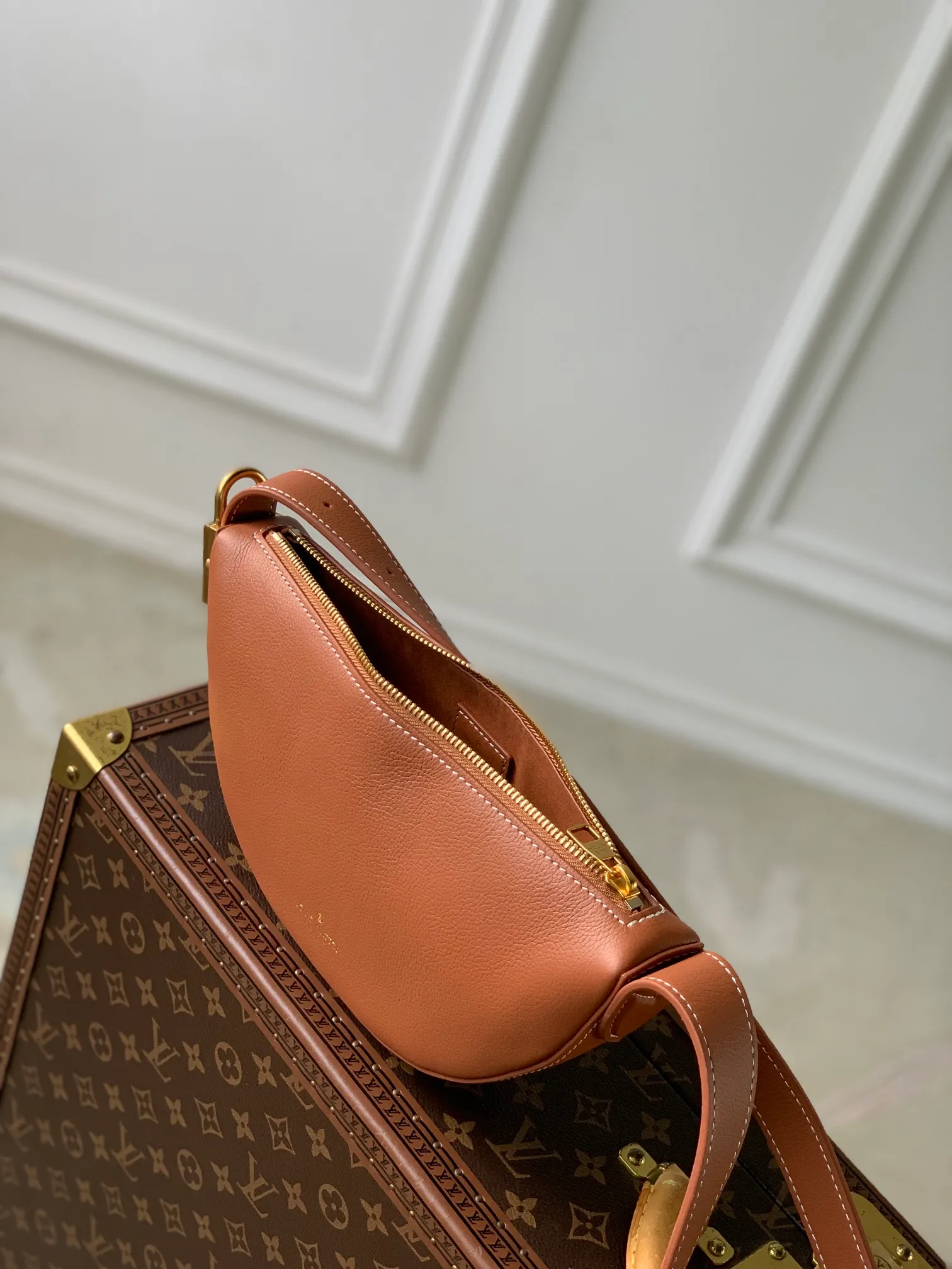 💰840 (Top Grain Leather) Top Original M83546 Brown This low-key crossbody bag features a modern minimalist design with extremely soft and smooth calfskin and exquisite details, including a padlock printed with the LV logo and a suede calfskin lining. This versatile bag features a zippered main compartment for essentials like your phone, wallet and keys, plus an adjustable shoulder or hand strap. 28 x 13 x 5.5cm (length x height x width)