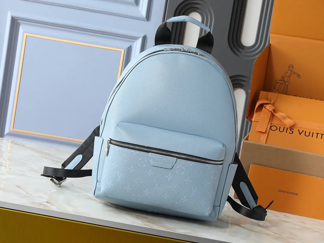 💰340💰Upgraded from the original M31033 M46680 M46553 M46557 M22558 M46684 M22519 M40514 M46802 M31026 This Discovery backpack is made of Monogram embossed cow leather to create a soft and close-fitting structure, supplemented by the calm atmosphere of metal parts. The outer bag makes it easy to access and store accompanying items, while the inner bag allows for orderly storage. Dimensions: 29.0 x 38.0 x 20.0cm (length x height x width)
