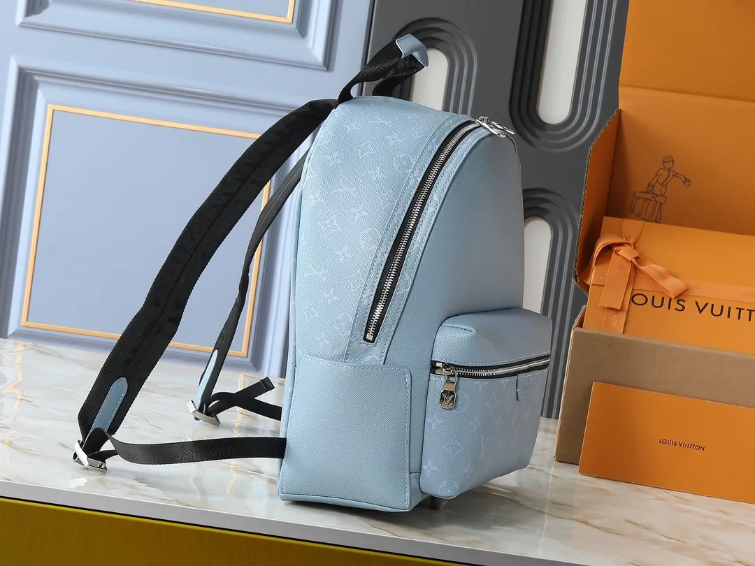 💰340💰Upgraded from the original M31033 M46680 M46553 M46557 M22558 M46684 M22519 M40514 M46802 M31026 This Discovery backpack is made of Monogram embossed cow leather to create a soft and close-fitting structure, supplemented by the calm atmosphere of metal parts. The outer bag makes it easy to access and store accompanying items, while the inner bag allows for orderly storage. Dimensions: 29.0 x 38.0 x 20.0cm (length x height x width)