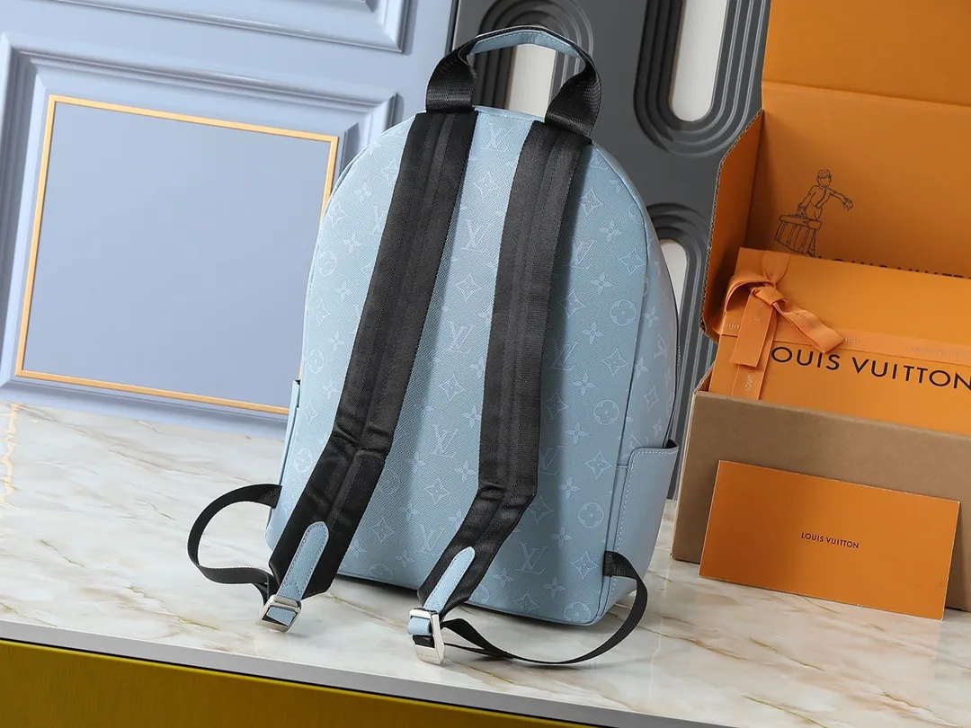 💰340💰Upgraded from the original M31033 M46680 M46553 M46557 M22558 M46684 M22519 M40514 M46802 M31026 This Discovery backpack is made of Monogram embossed cow leather to create a soft and close-fitting structure, supplemented by the calm atmosphere of metal parts. The outer bag makes it easy to access and store accompanying items, while the inner bag allows for orderly storage. Dimensions: 29.0 x 38.0 x 20.0cm (length x height x width)