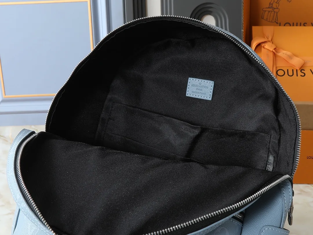 💰340💰Upgraded from the original M31033 M46680 M46553 M46557 M22558 M46684 M22519 M40514 M46802 M31026 This Discovery backpack is made of Monogram embossed cow leather to create a soft and close-fitting structure, supplemented by the calm atmosphere of metal parts. The outer bag makes it easy to access and store accompanying items, while the inner bag allows for orderly storage. Dimensions: 29.0 x 38.0 x 20.0cm (length x height x width)