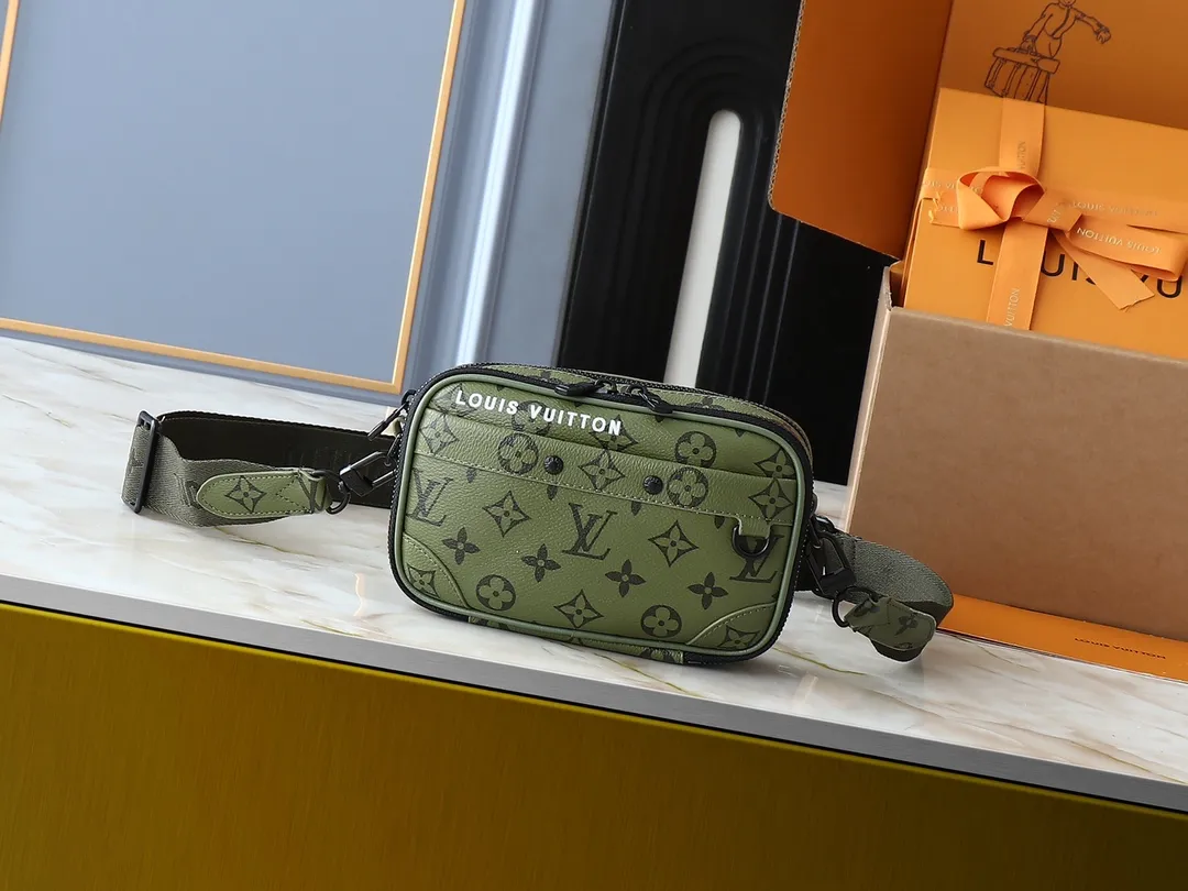 💰240💰Upgraded from the original M83383 M82542 M82544 M82801 mini men's messenger bag series. The new Zly hx NANO ALPHA handbag of the season. The Neo Alpha handbag condenses the past Alpha handbag design with rounded strokes and uses soft Monogram Eclipse canvas to build a casual silhouette. The ample space is equipped with a zipper compartment and front patch pocket to hold daily necessities such as mobile phones, cards and keys, and comes with a detachable and adjustable leather shoulder strap. 18.5 x 11 x 6.5 cm.