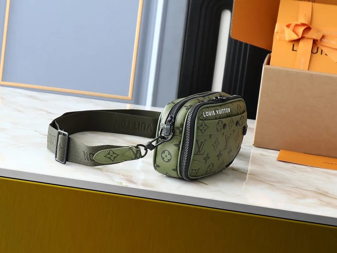 💰240💰Upgraded from the original M83383 M82542 M82544 M82801 mini men's messenger bag series. The new Zly hx NANO ALPHA handbag of the season. The Neo Alpha handbag condenses the past Alpha handbag design with rounded strokes and uses soft Monogram Eclipse canvas to build a casual silhouette. The ample space is equipped with a zipper compartment and front patch pocket to hold daily necessities such as mobile phones, cards and keys, and comes with a detachable and adjustable leather shoulder strap. 18.5 x 11 x 6.5 cm.