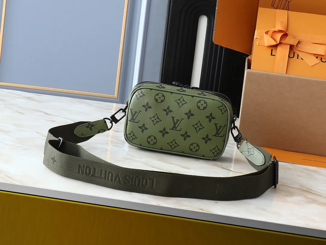 💰240💰Upgraded from the original M83383 M82542 M82544 M82801 mini men's messenger bag series. The new Zly hx NANO ALPHA handbag of the season. The Neo Alpha handbag condenses the past Alpha handbag design with rounded strokes and uses soft Monogram Eclipse canvas to build a casual silhouette. The ample space is equipped with a zipper compartment and front patch pocket to hold daily necessities such as mobile phones, cards and keys, and comes with a detachable and adjustable leather shoulder strap. 18.5 x 11 x 6.5 cm.