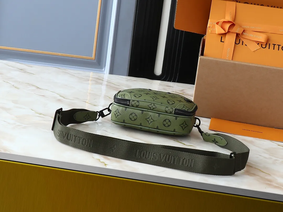 💰240💰Upgraded from the original M83383 M82542 M82544 M82801 mini men's messenger bag series. The new Zly hx NANO ALPHA handbag of the season. The Neo Alpha handbag condenses the past Alpha handbag design with rounded strokes and uses soft Monogram Eclipse canvas to build a casual silhouette. The ample space is equipped with a zipper compartment and front patch pocket to hold daily necessities such as mobile phones, cards and keys, and comes with a detachable and adjustable leather shoulder strap. 18.5 x 11 x 6.5 cm.