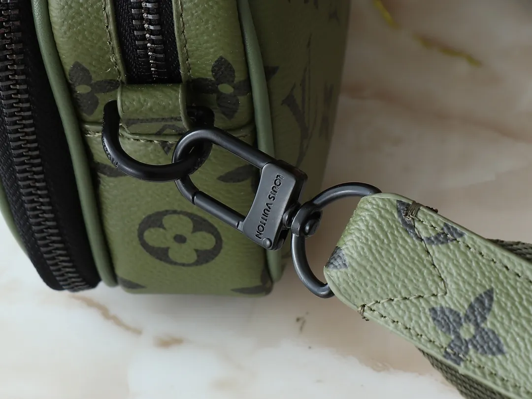 💰240💰Upgraded from the original M83383 M82542 M82544 M82801 mini men's messenger bag series. The new Zly hx NANO ALPHA handbag of the season. The Neo Alpha handbag condenses the past Alpha handbag design with rounded strokes and uses soft Monogram Eclipse canvas to build a casual silhouette. The ample space is equipped with a zipper compartment and front patch pocket to hold daily necessities such as mobile phones, cards and keys, and comes with a detachable and adjustable leather shoulder strap. 18.5 x 11 x 6.5 cm.