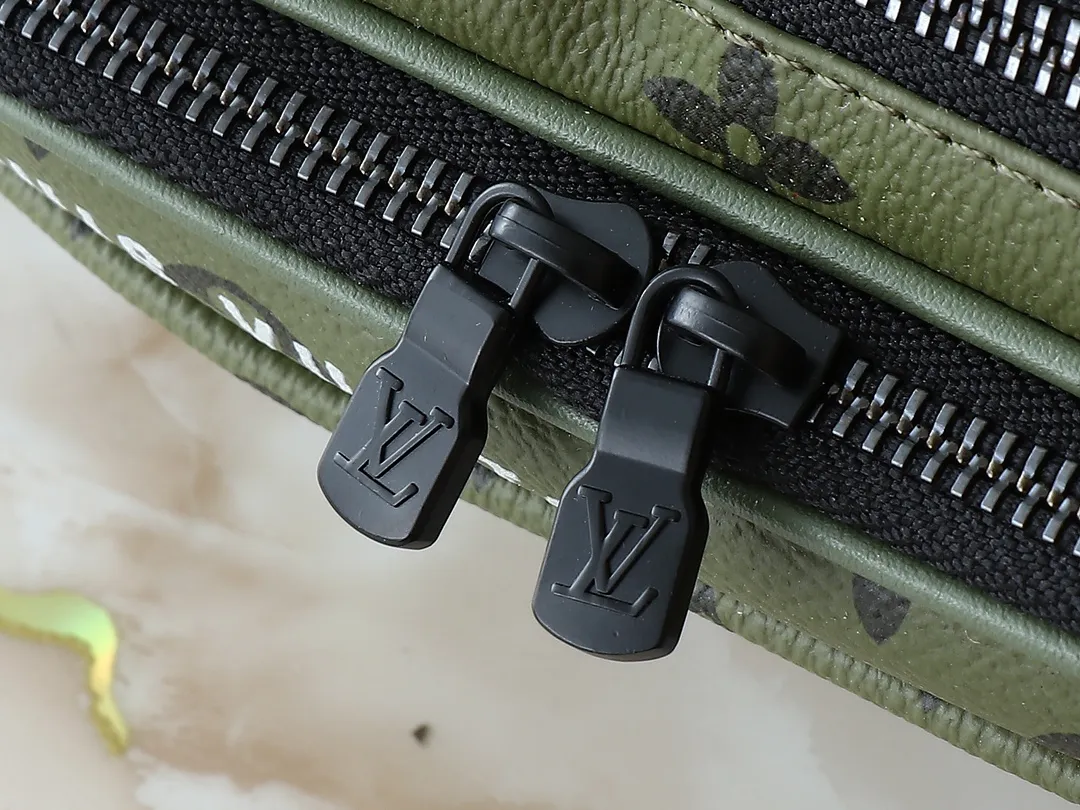 💰240💰Upgraded from the original M83383 M82542 M82544 M82801 mini men's messenger bag series. The new Zly hx NANO ALPHA handbag of the season. The Neo Alpha handbag condenses the past Alpha handbag design with rounded strokes and uses soft Monogram Eclipse canvas to build a casual silhouette. The ample space is equipped with a zipper compartment and front patch pocket to hold daily necessities such as mobile phones, cards and keys, and comes with a detachable and adjustable leather shoulder strap. 18.5 x 11 x 6.5 cm.