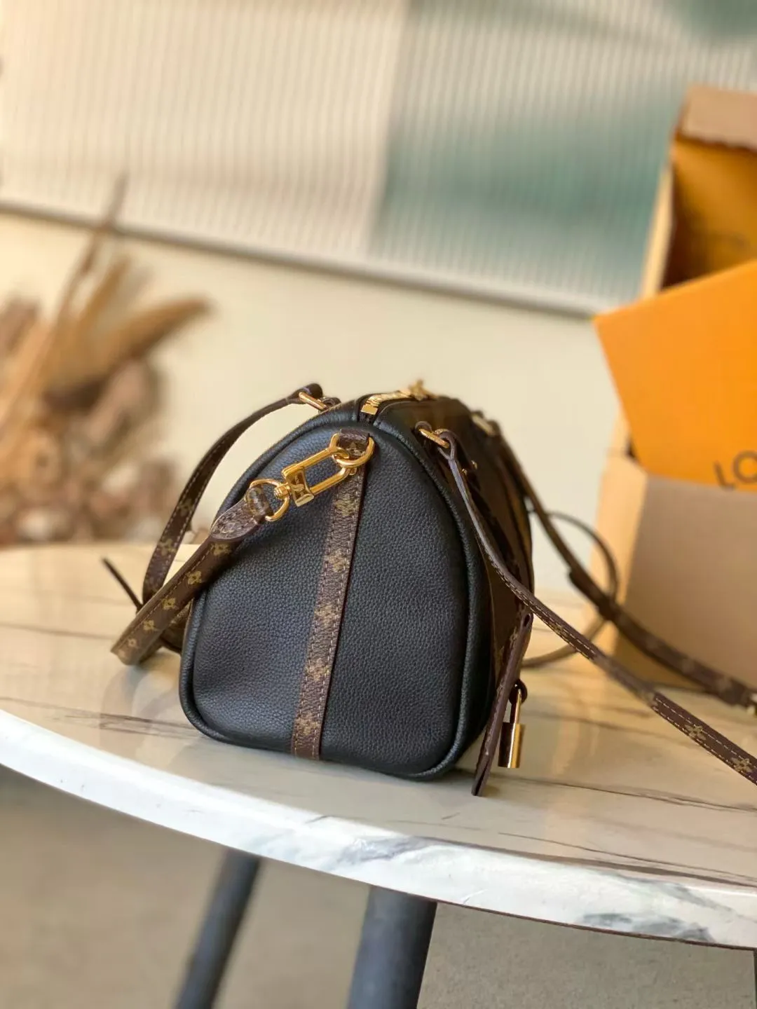 💰1040 (first-grain leather) top original order M26039 This small Express handbag can be called an urban luxury product. Its design is inspired by the brand's classic Keepall travel bag. It is carefully made of fine cow leather and decorated with Monogram classic pattern trim and lining. It is matched with metal parts and the iconic key bag and padlock, showing the essence of Louis Vuitton's travel tradition. The compact size can accommodate daily belongings and can be carried in various ways, making it suitable for modern urban life. Dimensions: 26 × 17 × 13.5 cm