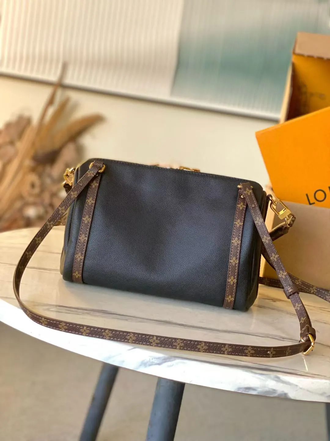 💰1040 (first-grain leather) top original order M26039 This small Express handbag can be called an urban luxury product. Its design is inspired by the brand's classic Keepall travel bag. It is carefully made of fine cow leather and decorated with Monogram classic pattern trim and lining. It is matched with metal parts and the iconic key bag and padlock, showing the essence of Louis Vuitton's travel tradition. The compact size can accommodate daily belongings and can be carried in various ways, making it suitable for modern urban life. Dimensions: 26 × 17 × 13.5 cm